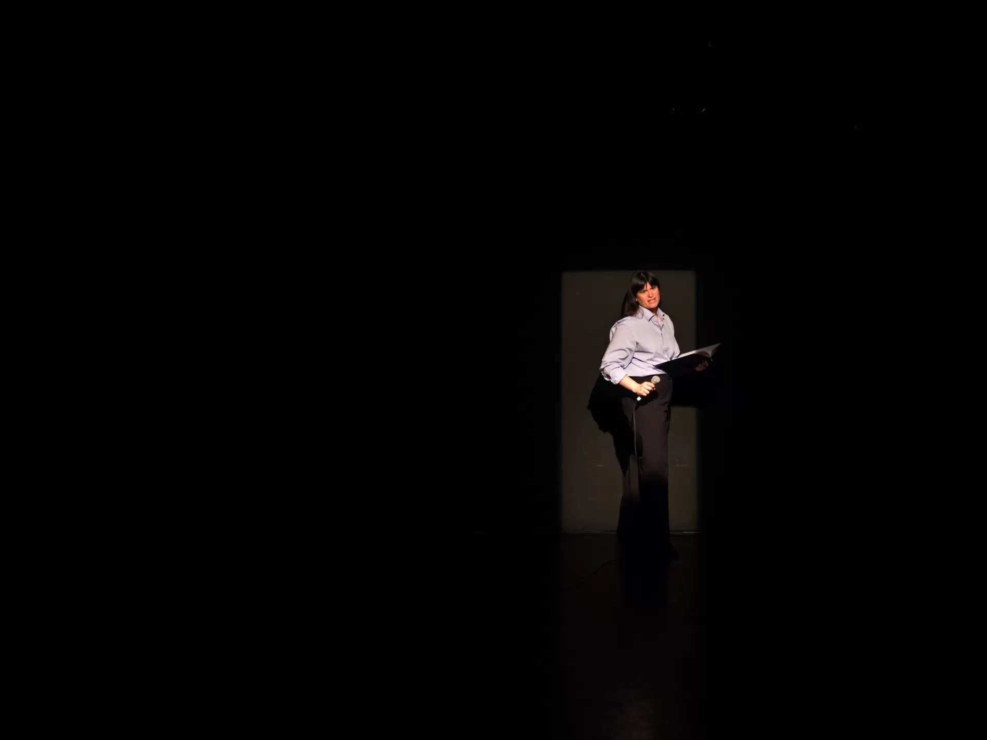 Eine Schauspielerin steht der Kamera zugewandt in einem Rechteck aus Licht