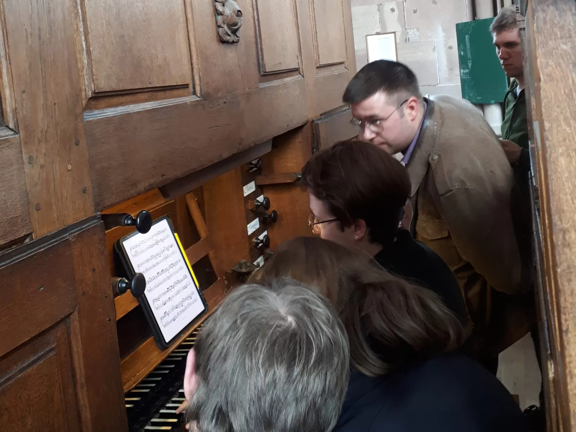 Studierende sitzen an einer Orgel 