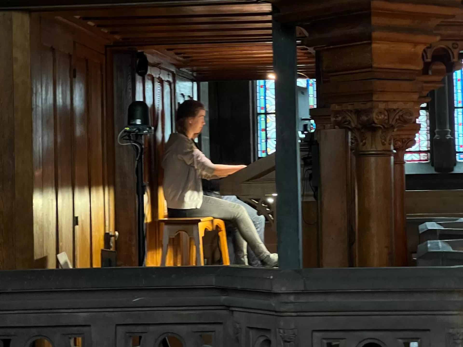 Eine Studentin spielt an einer Orgel