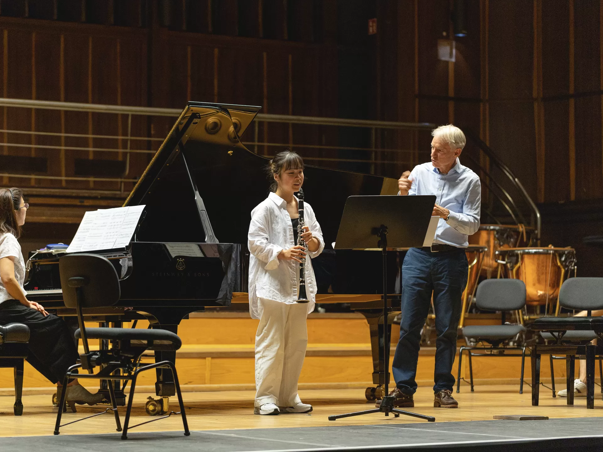 Meisterkurs mit Prof. Eric Hoeprich: Auf der Bühne eine Klarinettistin und Eric Hoeprich, sowie eine Klavierbegleiterin.