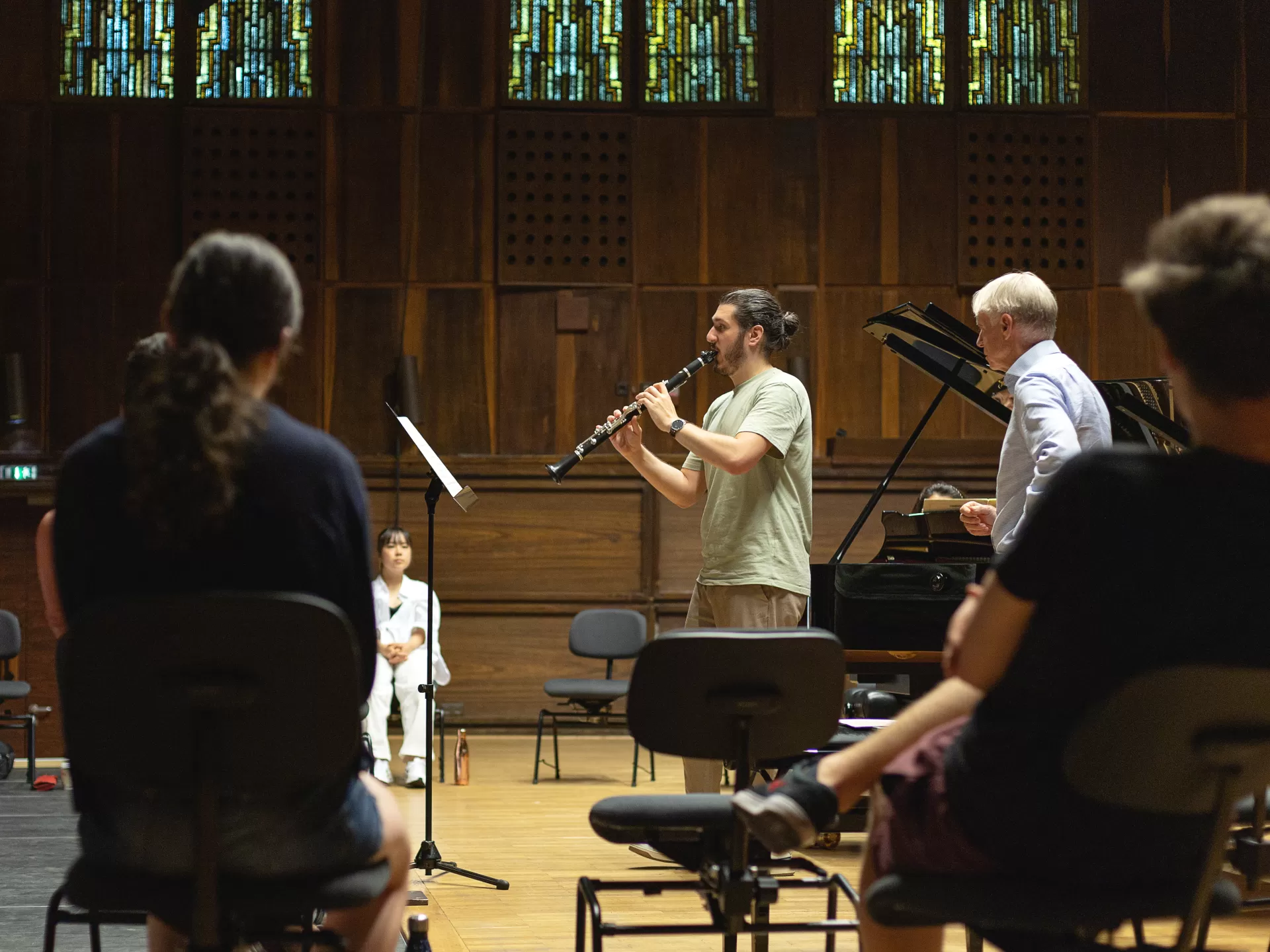 Meisterkurs Klarinette: Ein Student spielt, die anderen Studierenden ringsum und Prof. Eric Hoeprich hören zu.