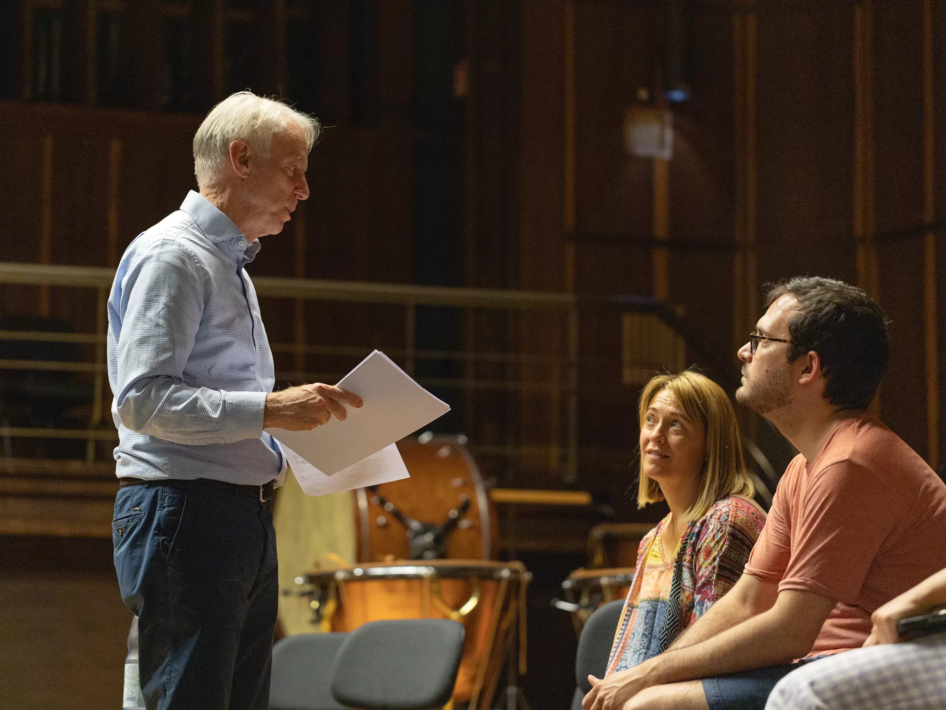 Prof. Eric Hoeprich im Gespräch mit Prof. Laura Ruiz Ferreres und einem Studenten