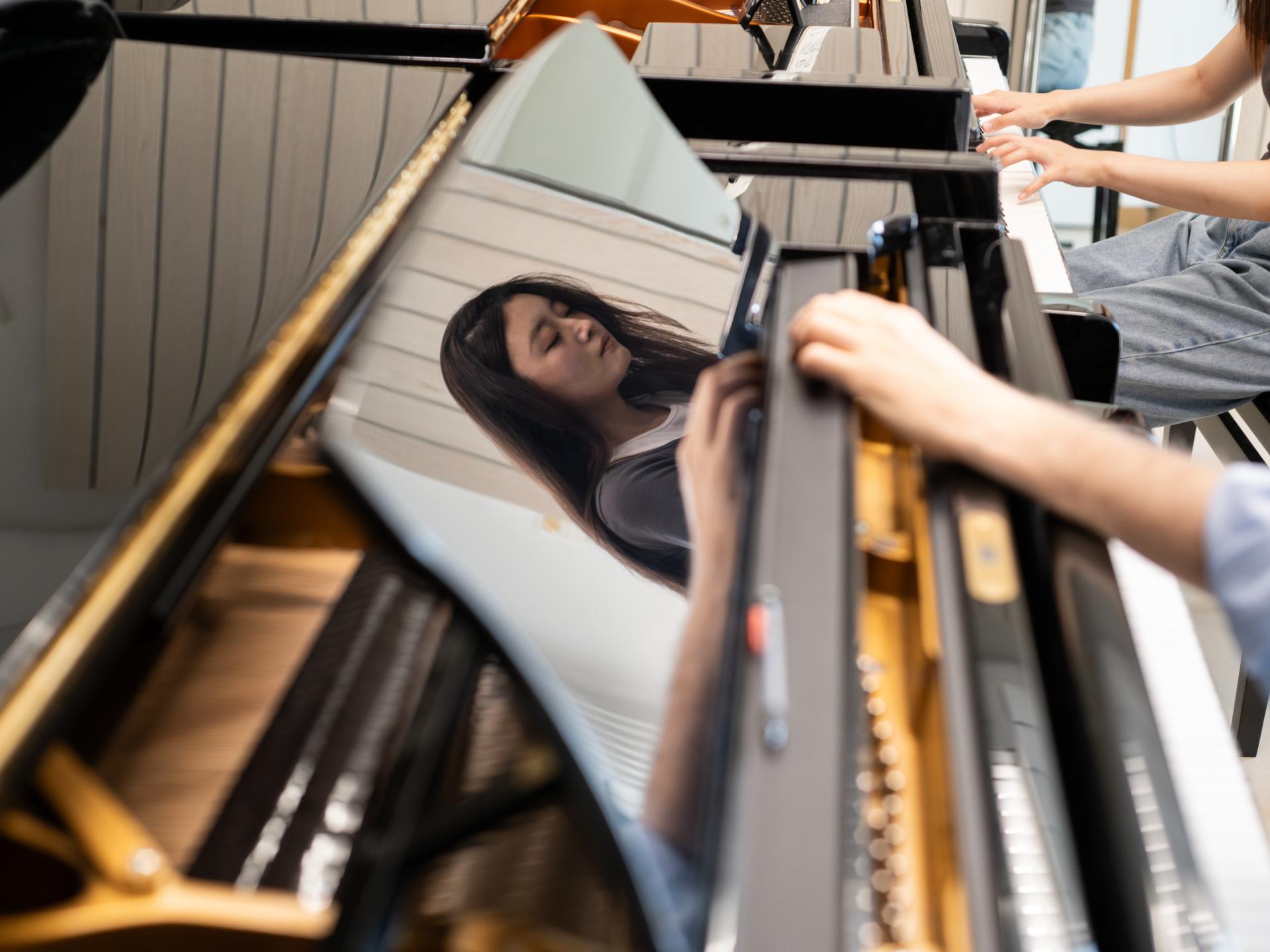 Klaviereinzelunterricht, Reflektion einer Studentin am Flügel.