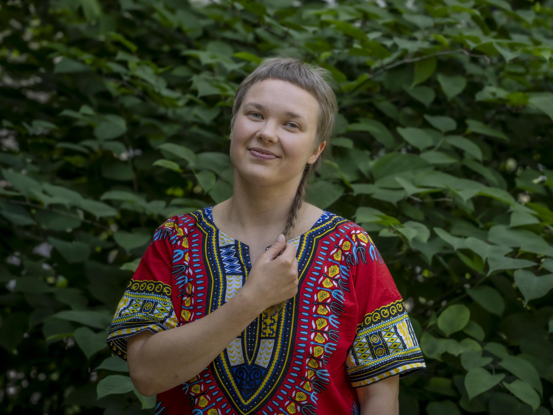 Ein Portrait der Studierenden Pihla-Maria Jaala vor einem Gebüsch.