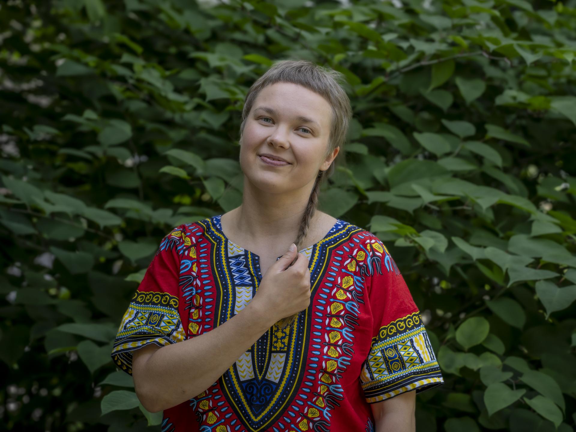 Ein Portrait der Studierenden Pihla-Maria Jaala vor einem Gebüsch.