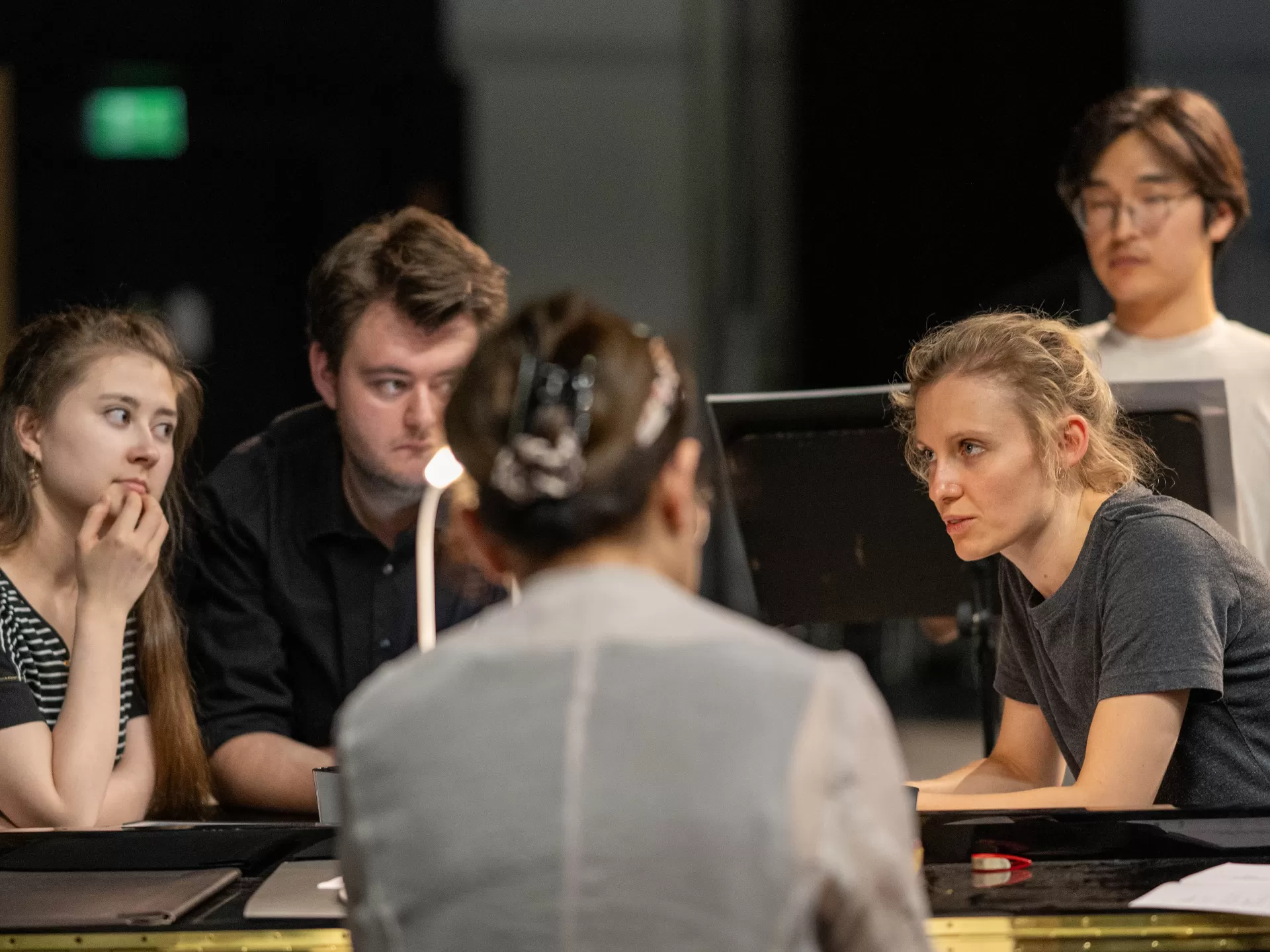 Vier Sänger*innen im Gespräch mit einer Dirigentin