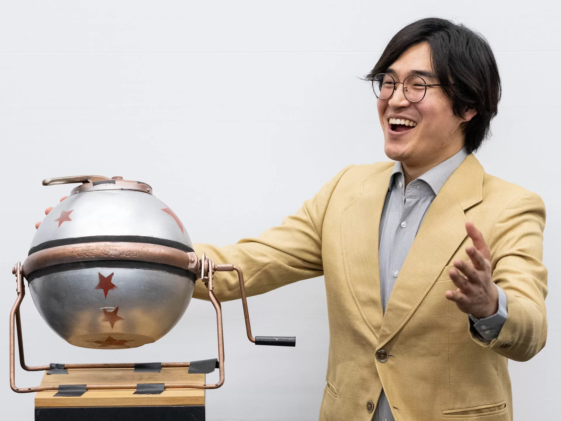 Sänger im gelben Anzug steht neben einer Lostrommel