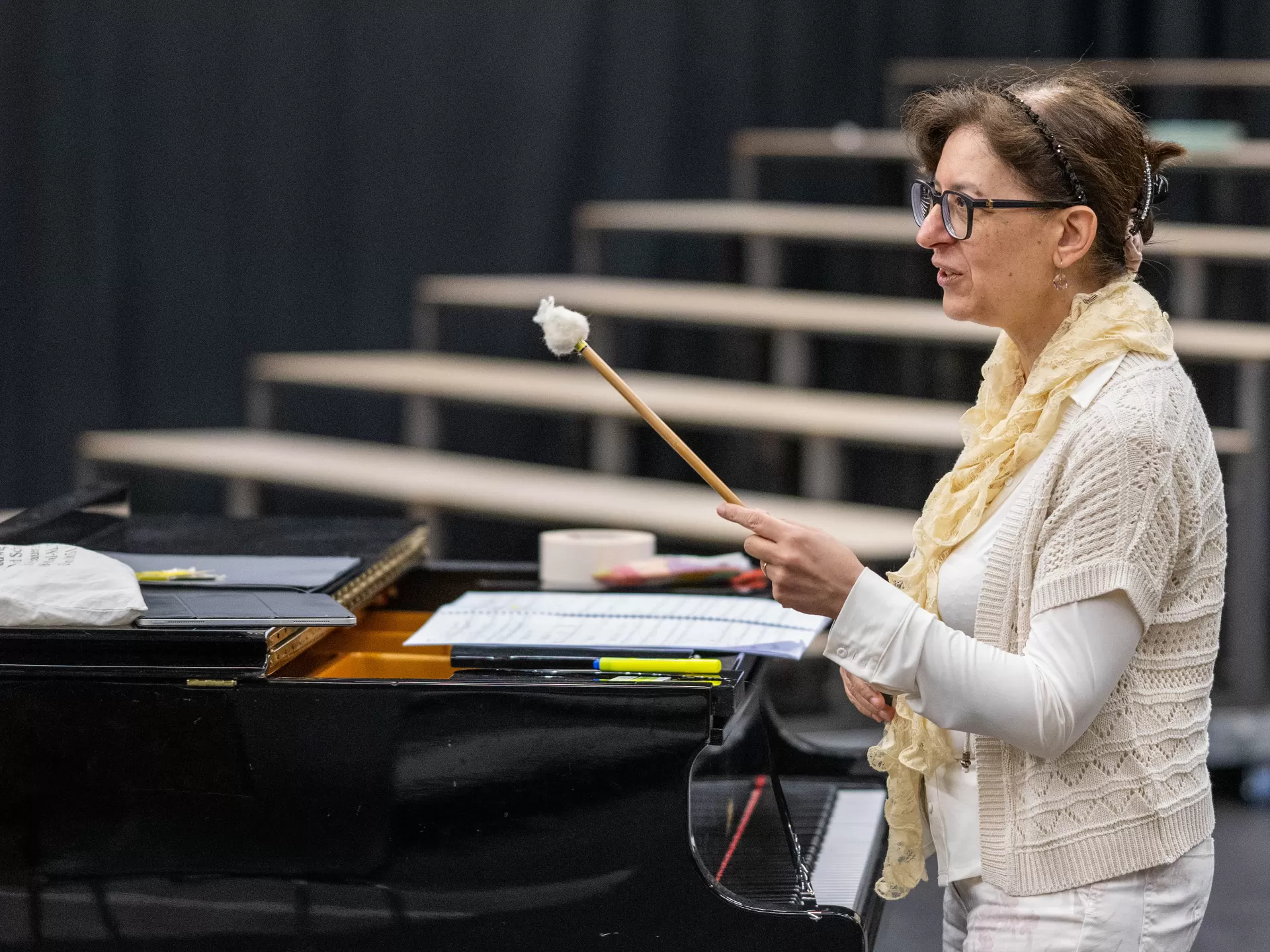 Maria Conti Gallenti mit einem Pauken-Schlagstock am Flügel.