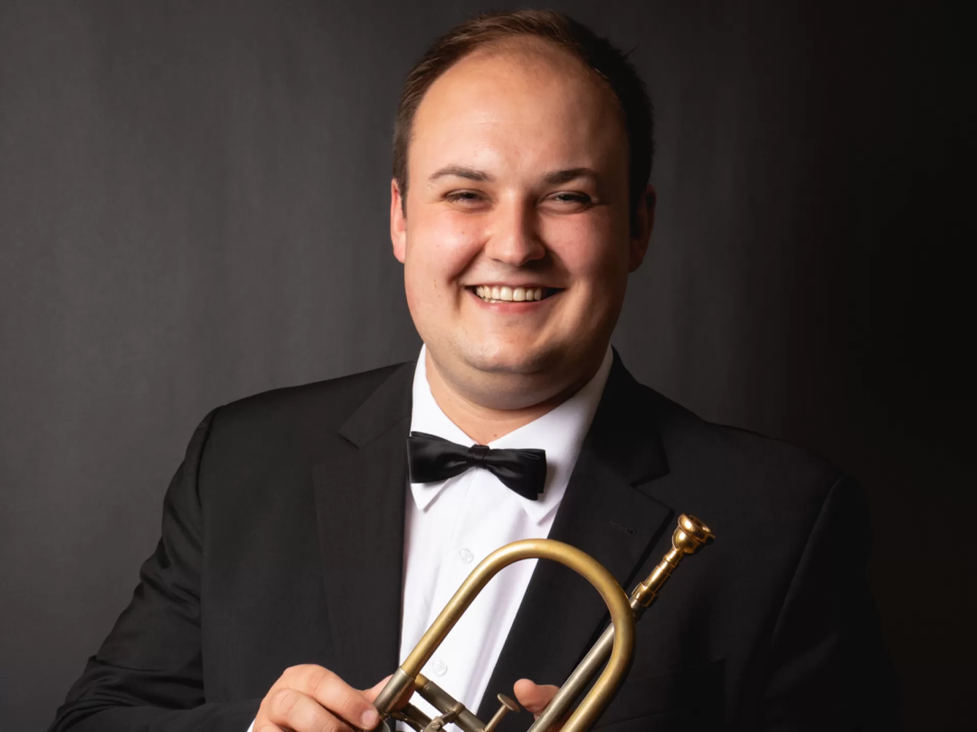 Porträt von Jan Wagner mit seiner Trompete