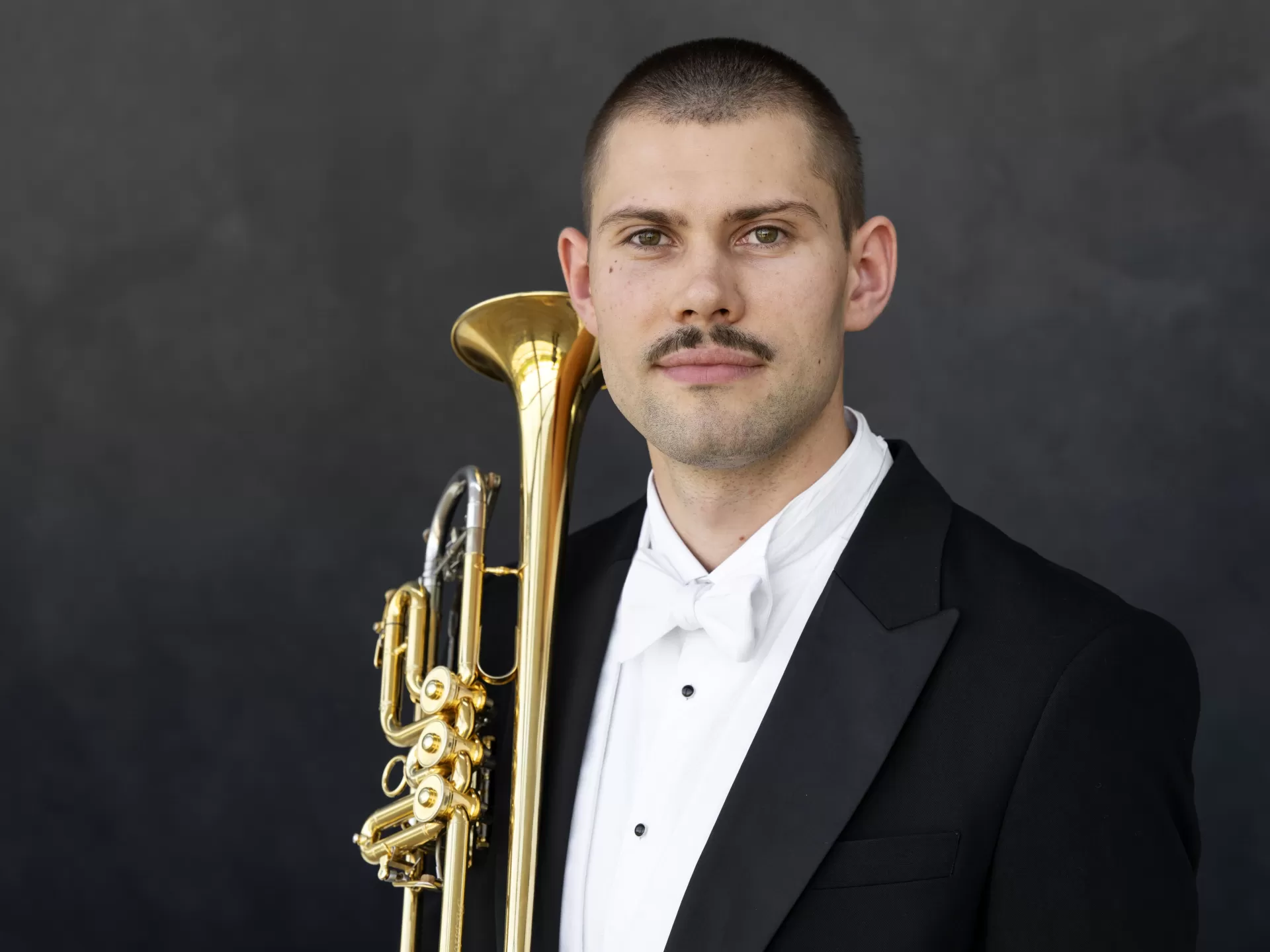 Porträt von Jonathan Ernst mit seiner Trompete