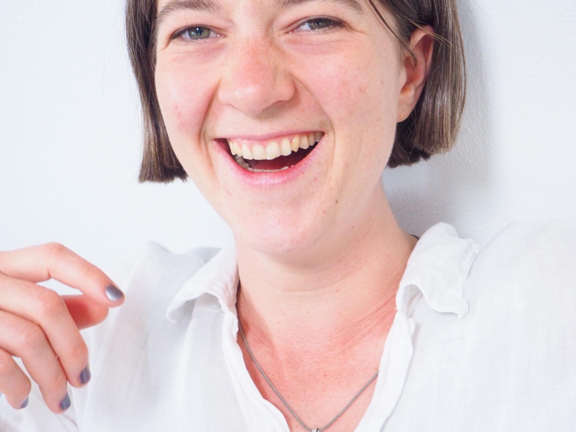 Portrait einer jungen Frau mit halblangen braunen Haaren