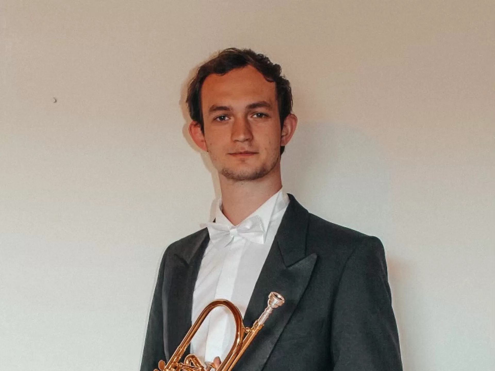 Porträt von Steffen Hillinger mit seiner Trompete