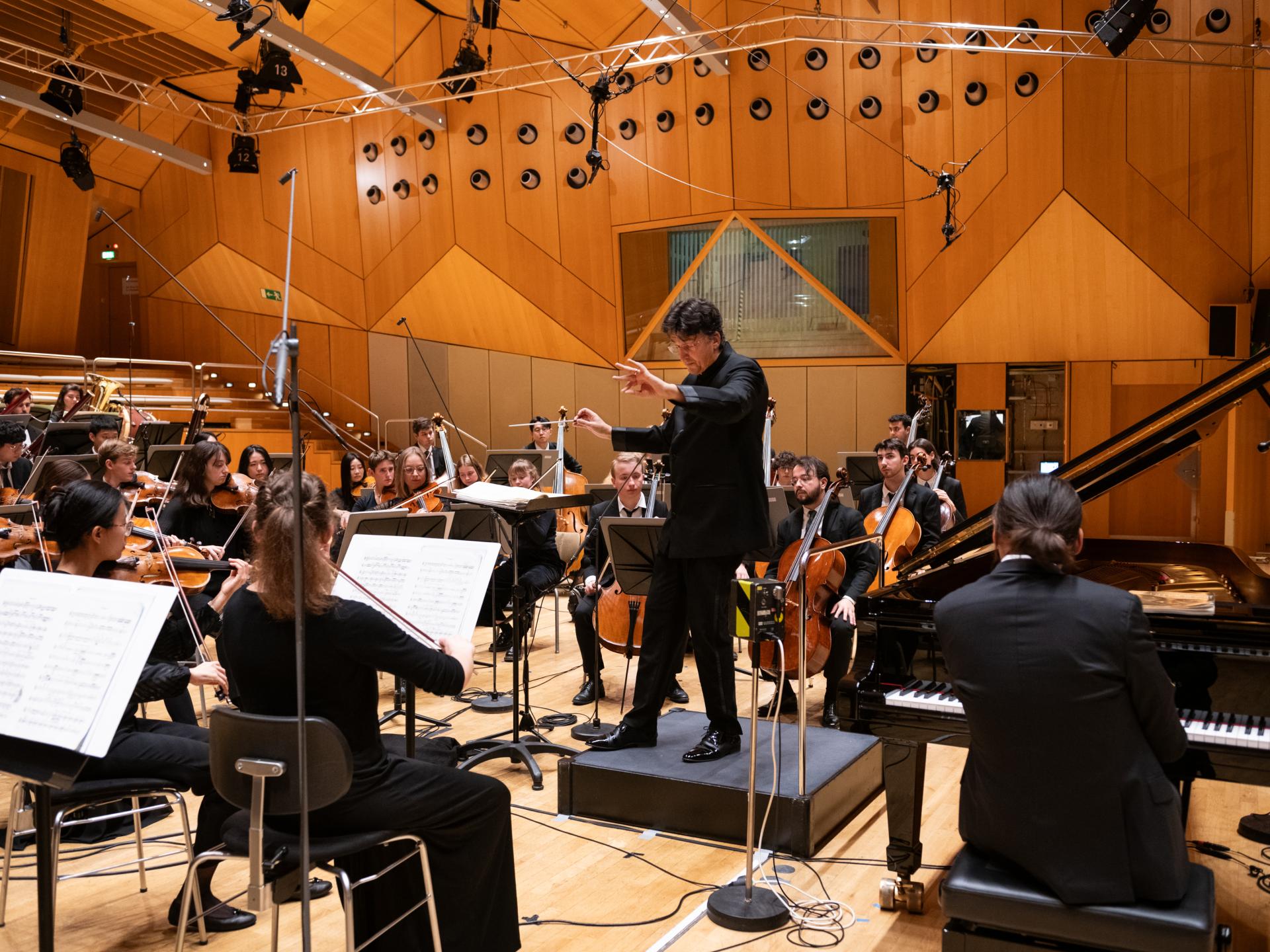Michael Sanderling dirigiert das Orchester beim Konzert im hr-Sendesaal