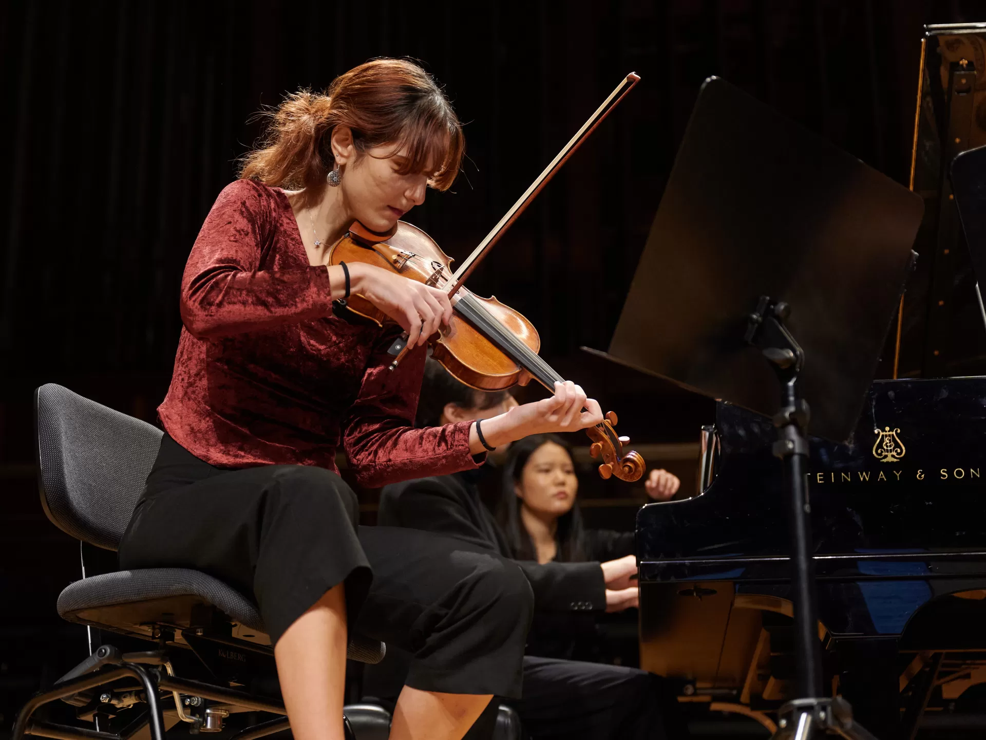 Polytechnischer Wettbewerb 2023 - eine Violinistin spielt auf der Bühne.