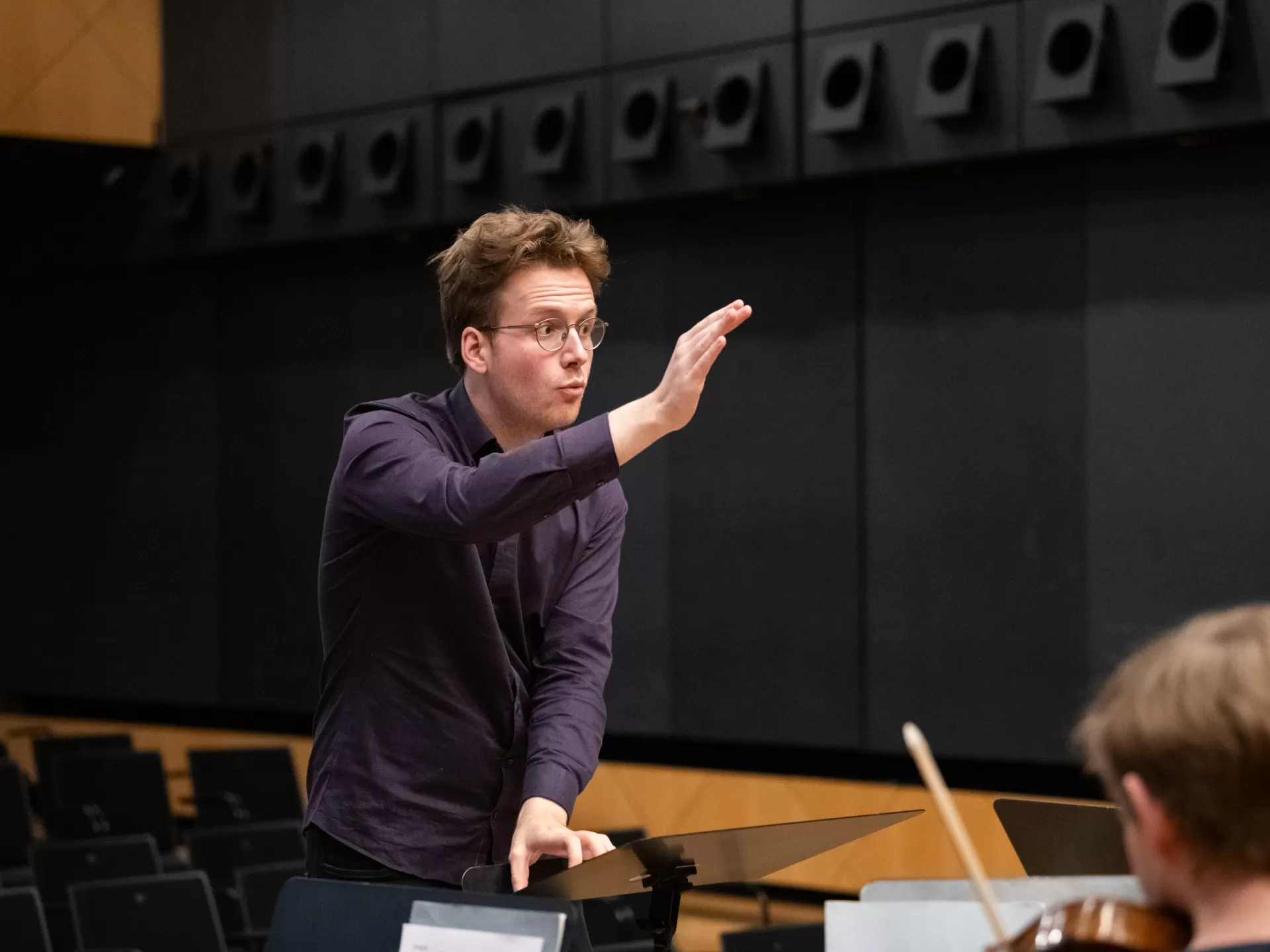 Dirigier-Student Klaus vor dem Ensemble