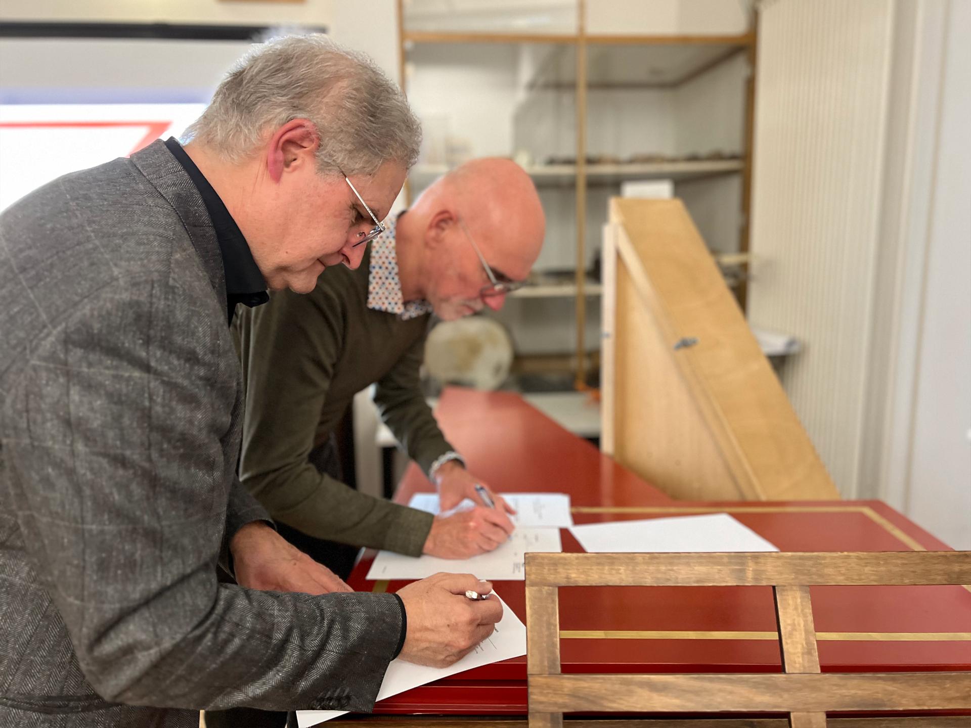 Wendelin Eberle und Prof. Elmar Fulda unterzeichnen die Verträge