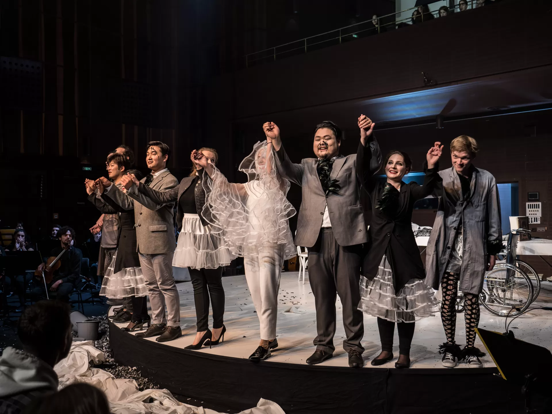 Ensemble einer Opernproduktion beim Applaus auf der Bühne