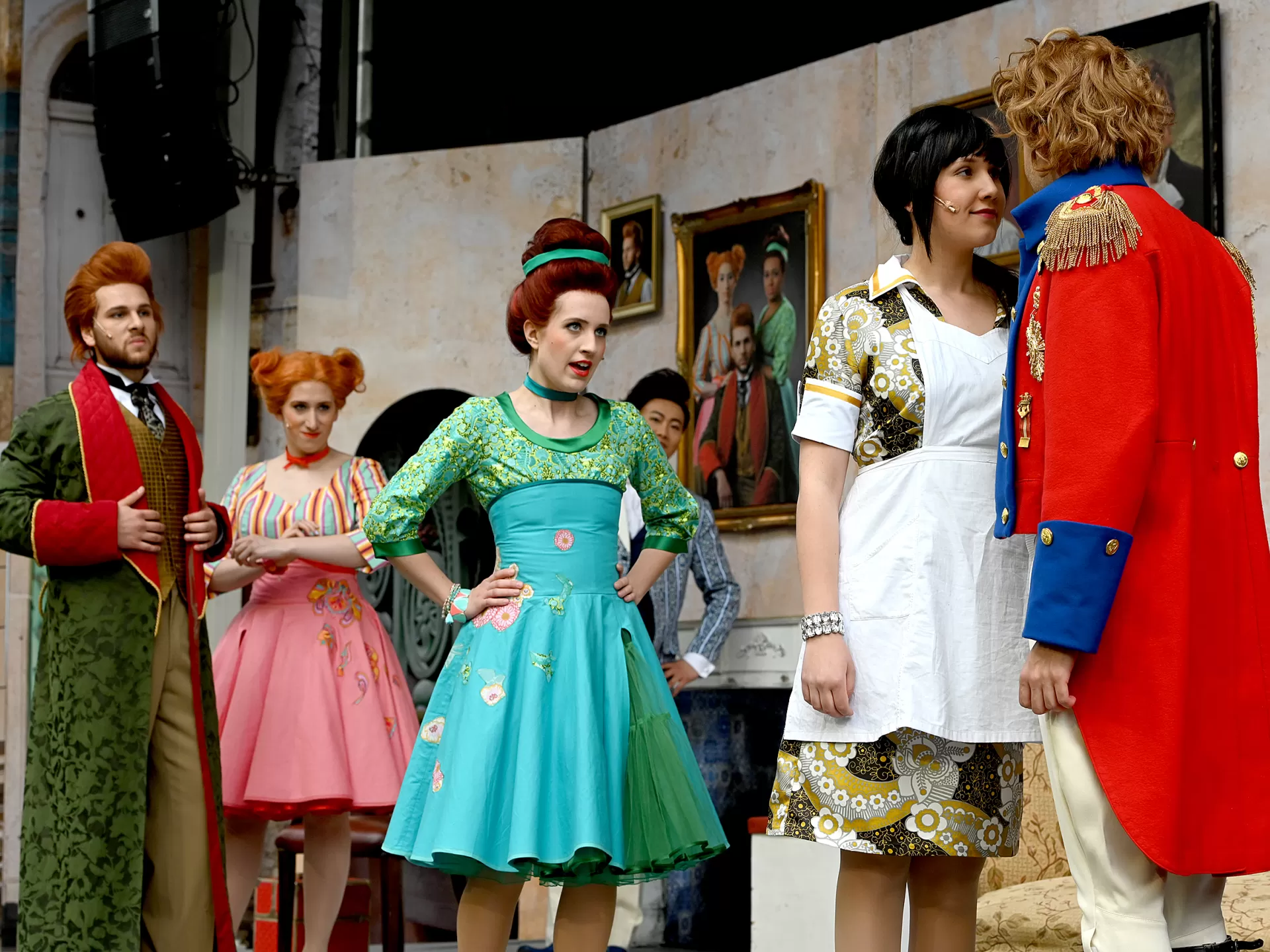 Knallige Farben bei Aschenputtel-Oper mit HfMDK-Studierenden