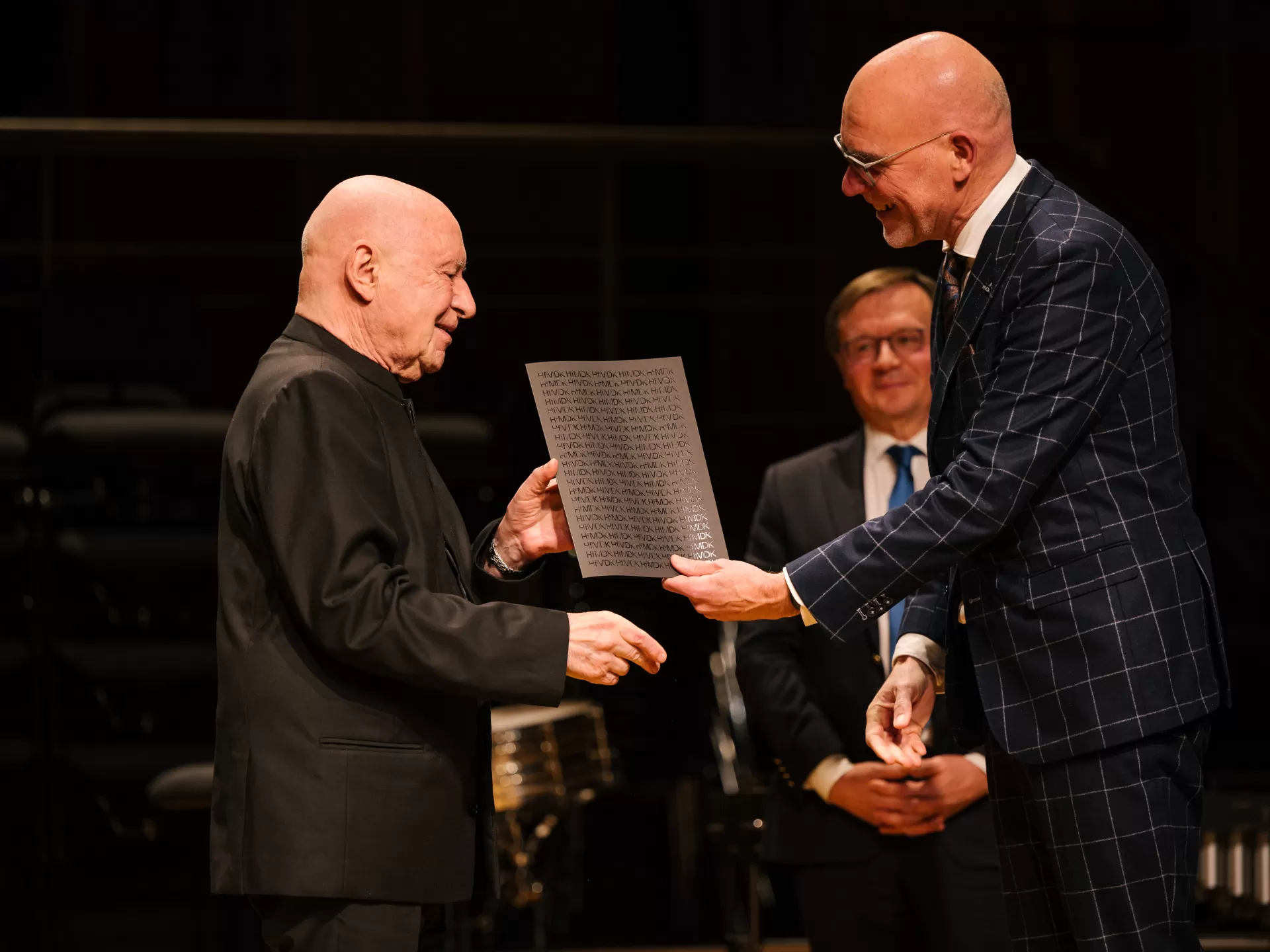HfMDK-Präsident Prof. Elmar Fulda überreicht die Urkunde der Ehrendoktorwürde an Christoph Eschenbach