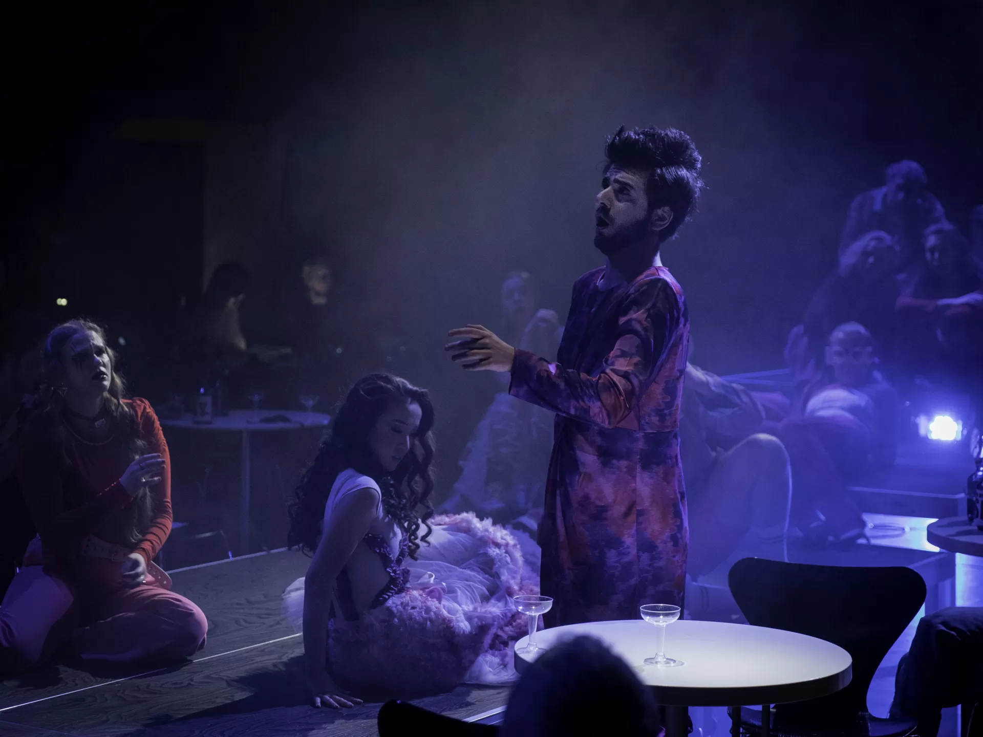 Ein Student singt beim Szeneabend der Gesangsabteilung