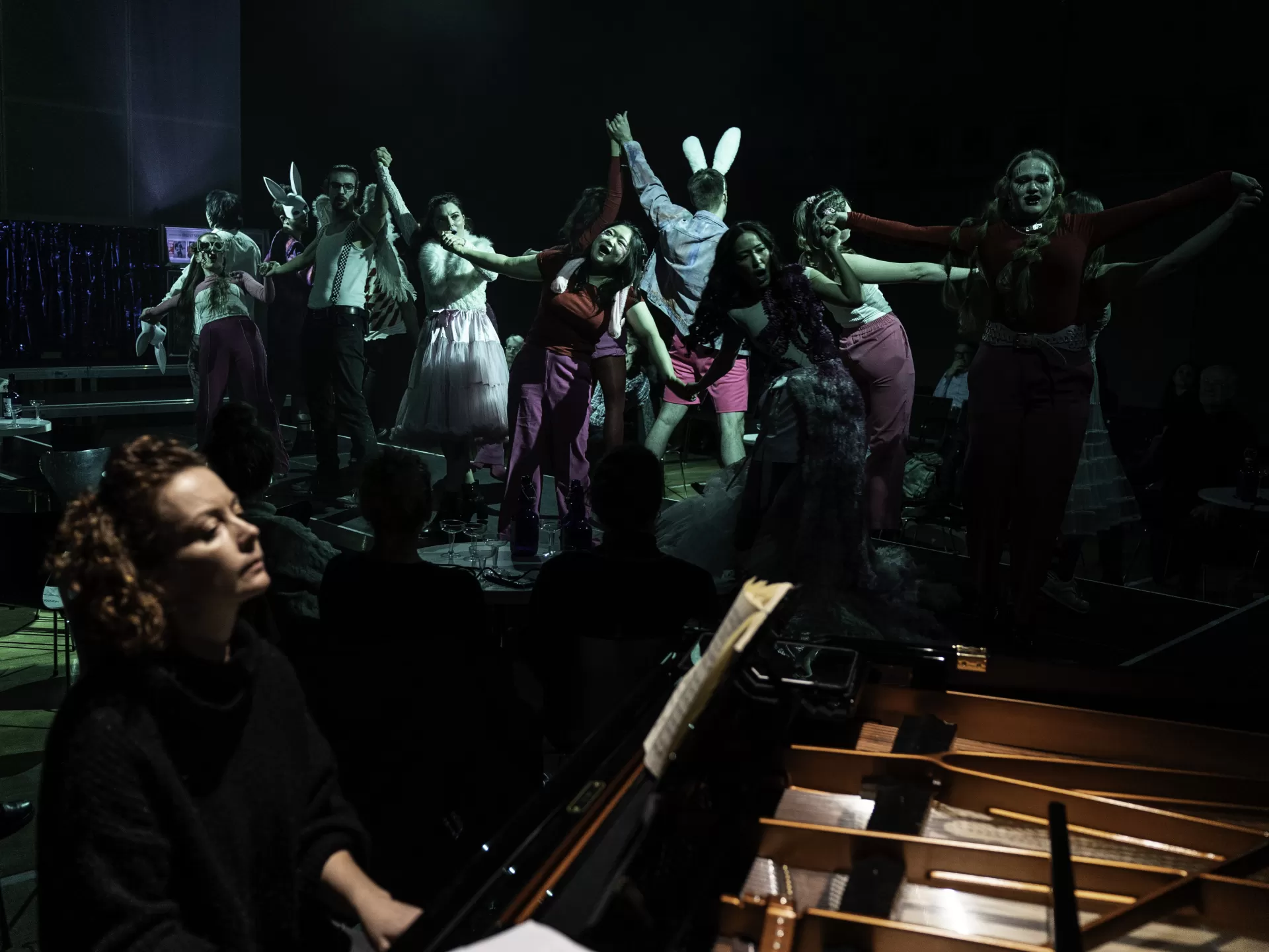 Studierende beim Szeneabend der Gesangsabteilung.