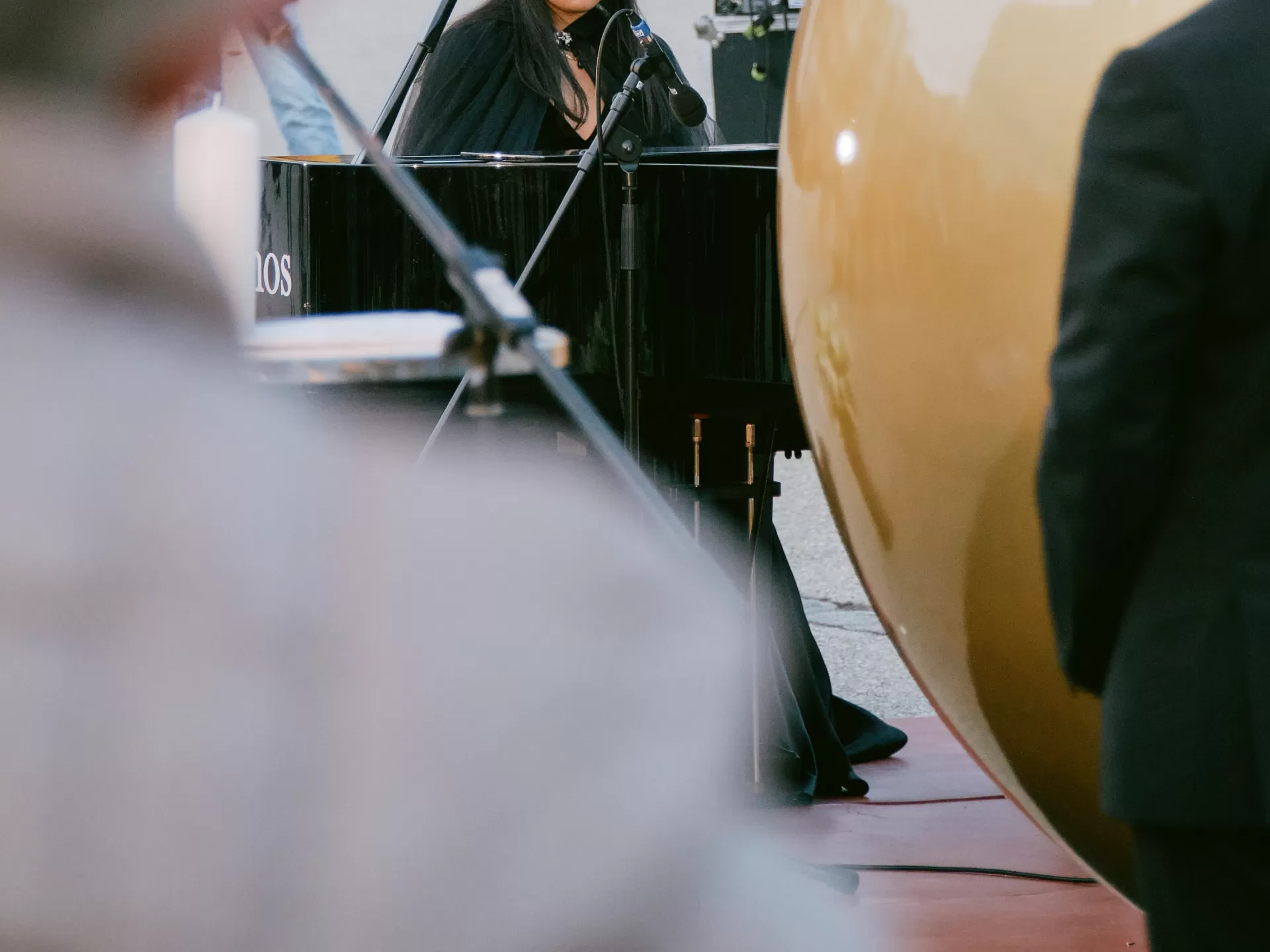 Die Pianistin spielt auf dem Flügel.