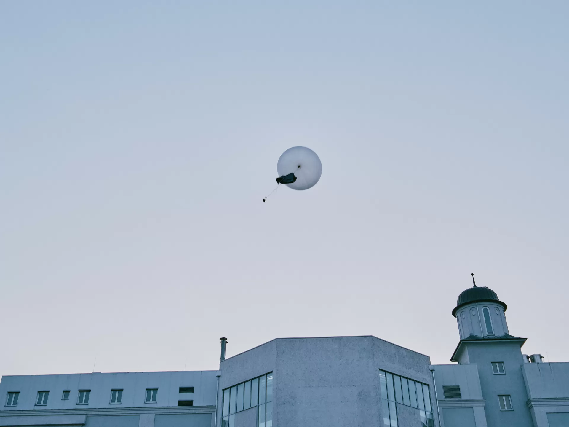 Der Wetterballon steigt hoch in die Luft und markiert noch damit das Ende des Festivals.