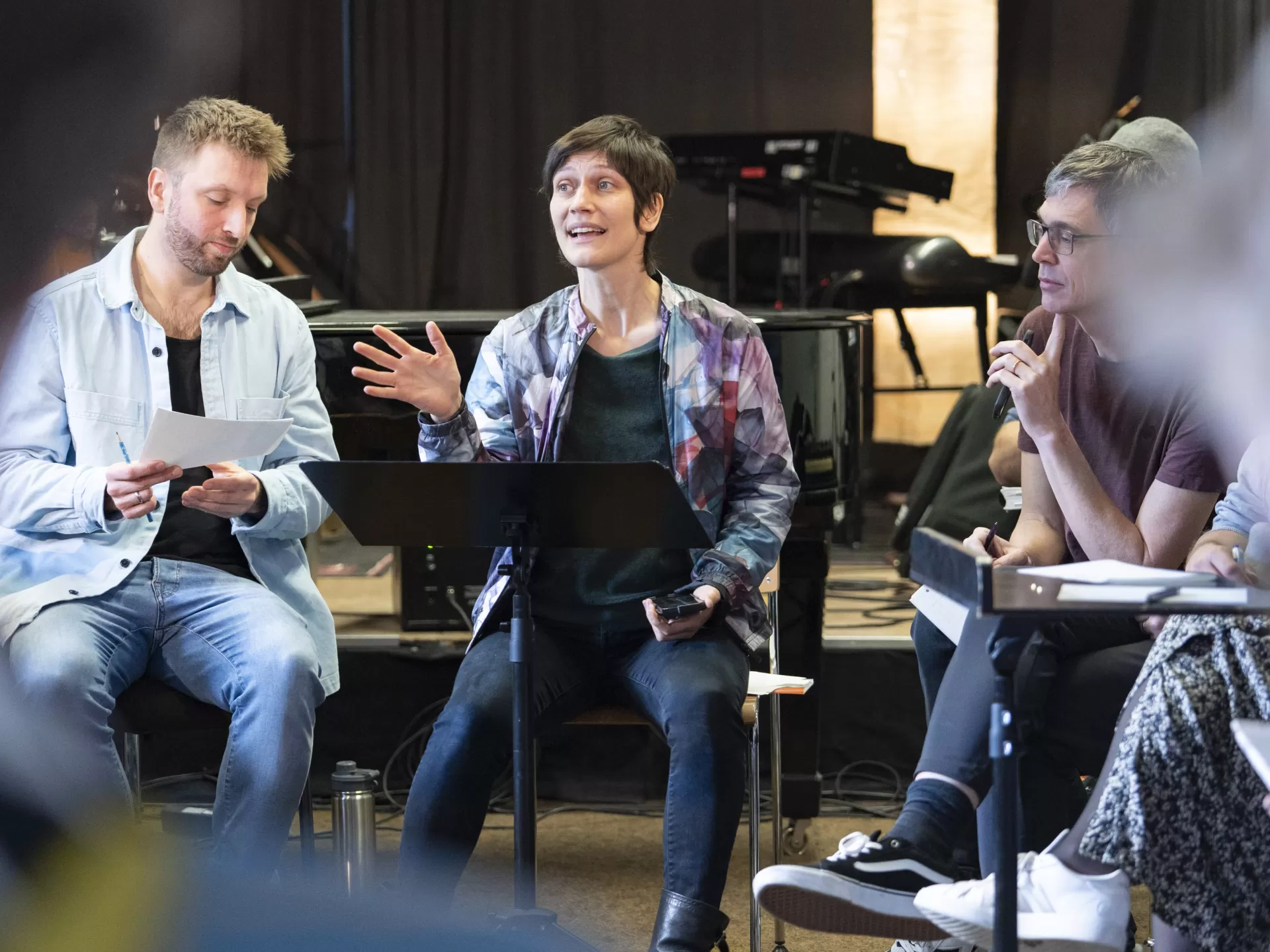 Alin Coen erklärt der Runde etwas.