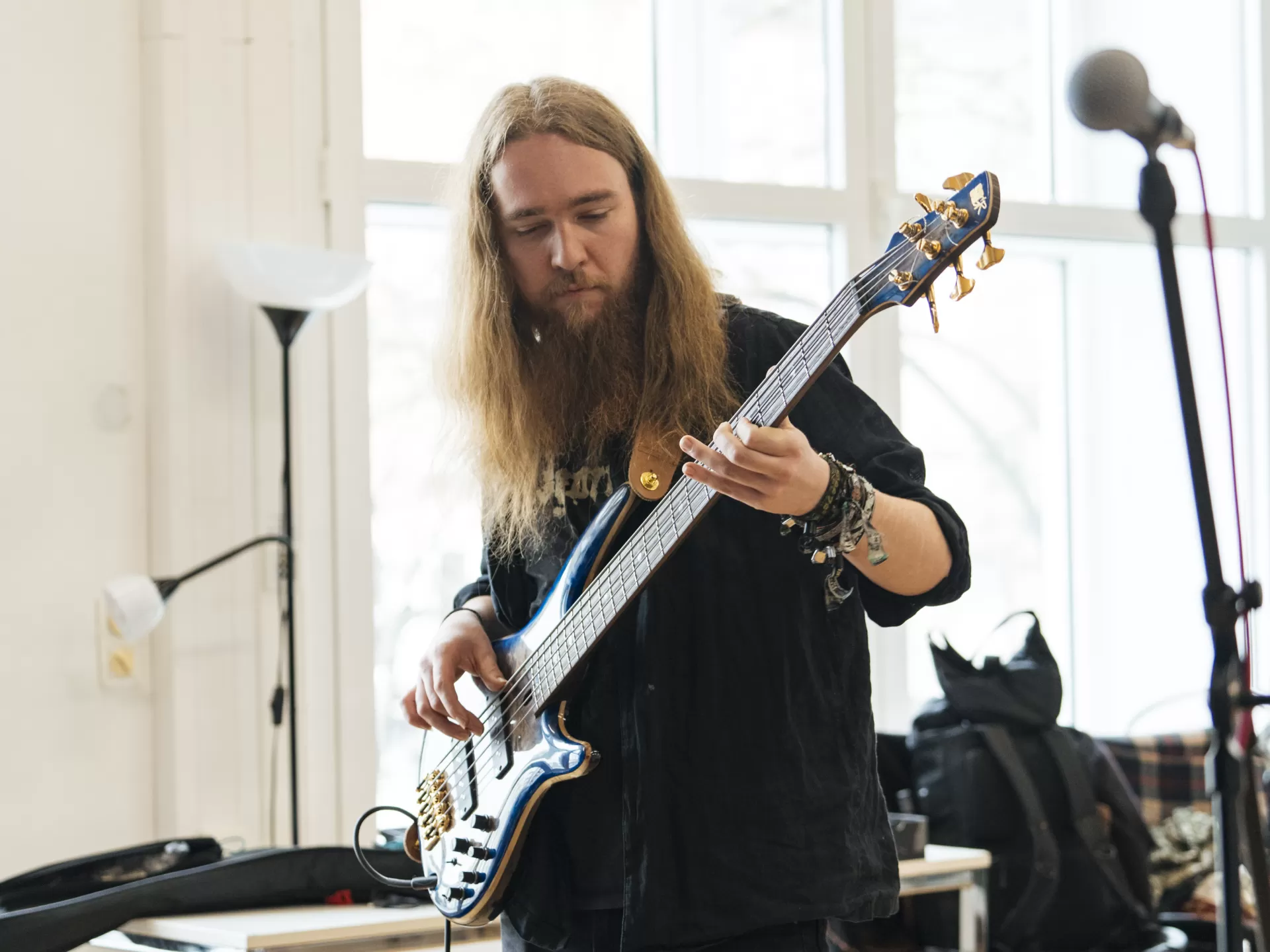 Ein Bassist spielt während einer Probe auf seinem Instrument.