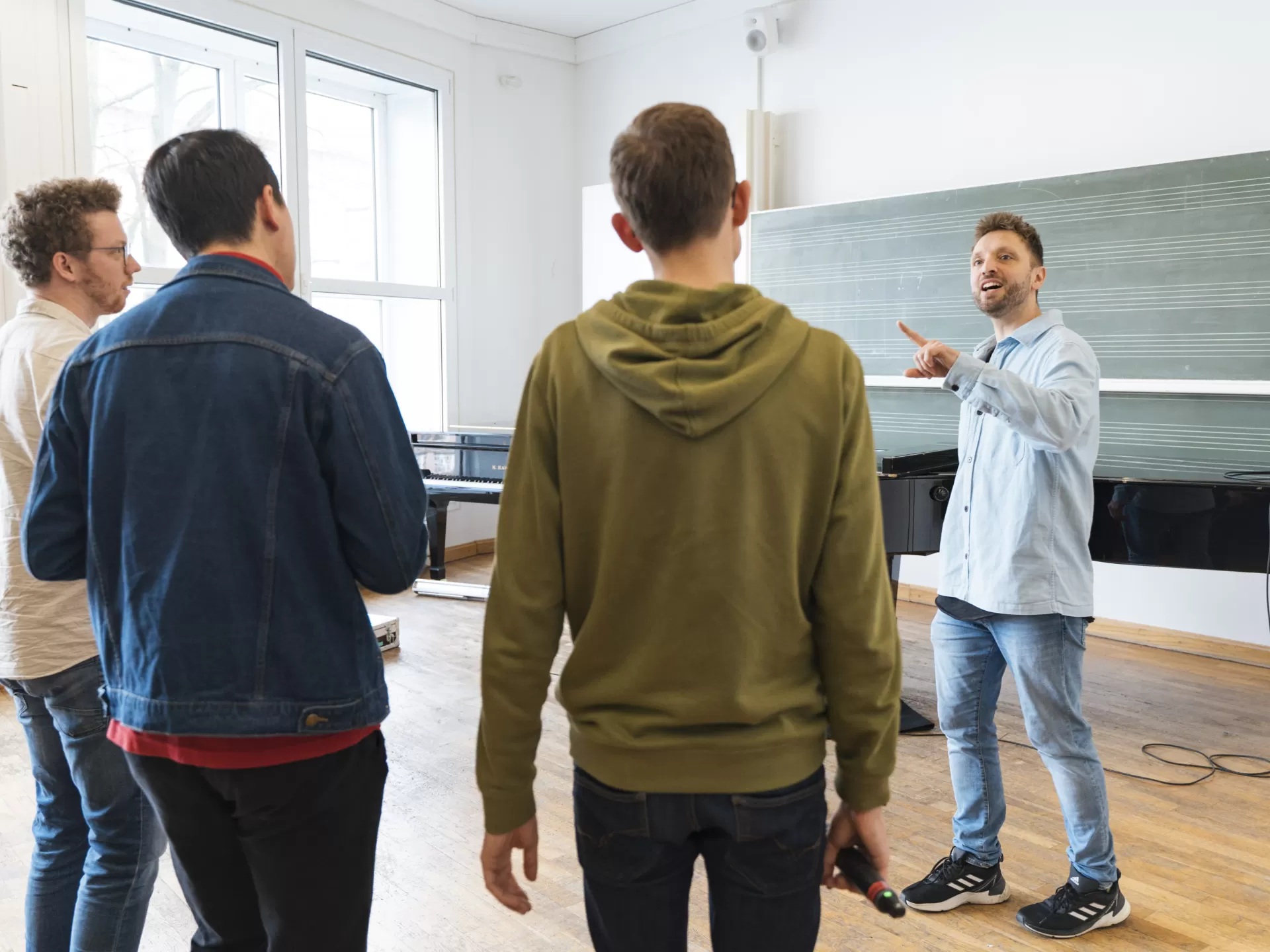 Coach Fabian Sennholz leitet die Sänger von 4xDelay an.