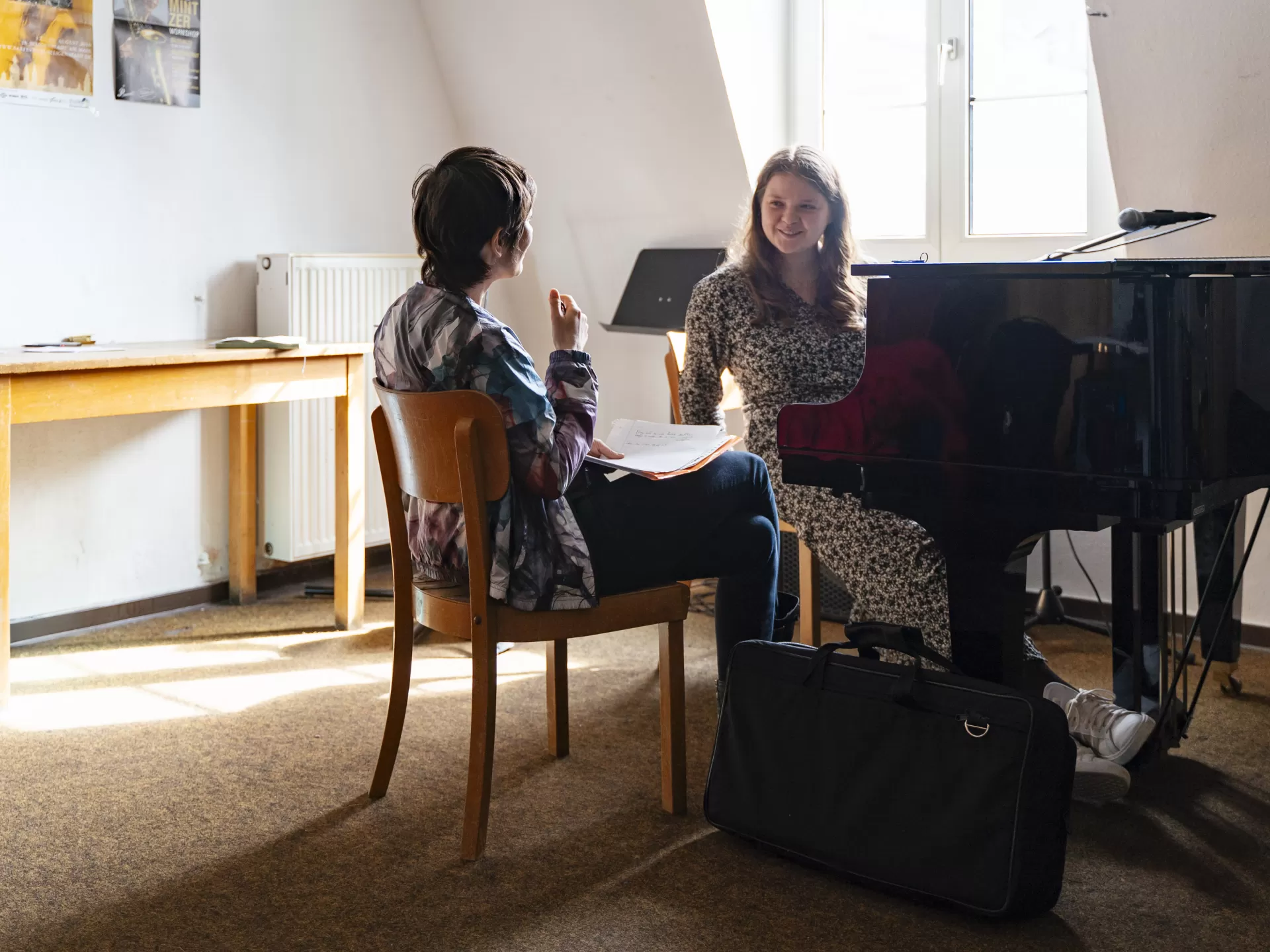 Alin Coen coacht Johanna Philipp am Klavier.