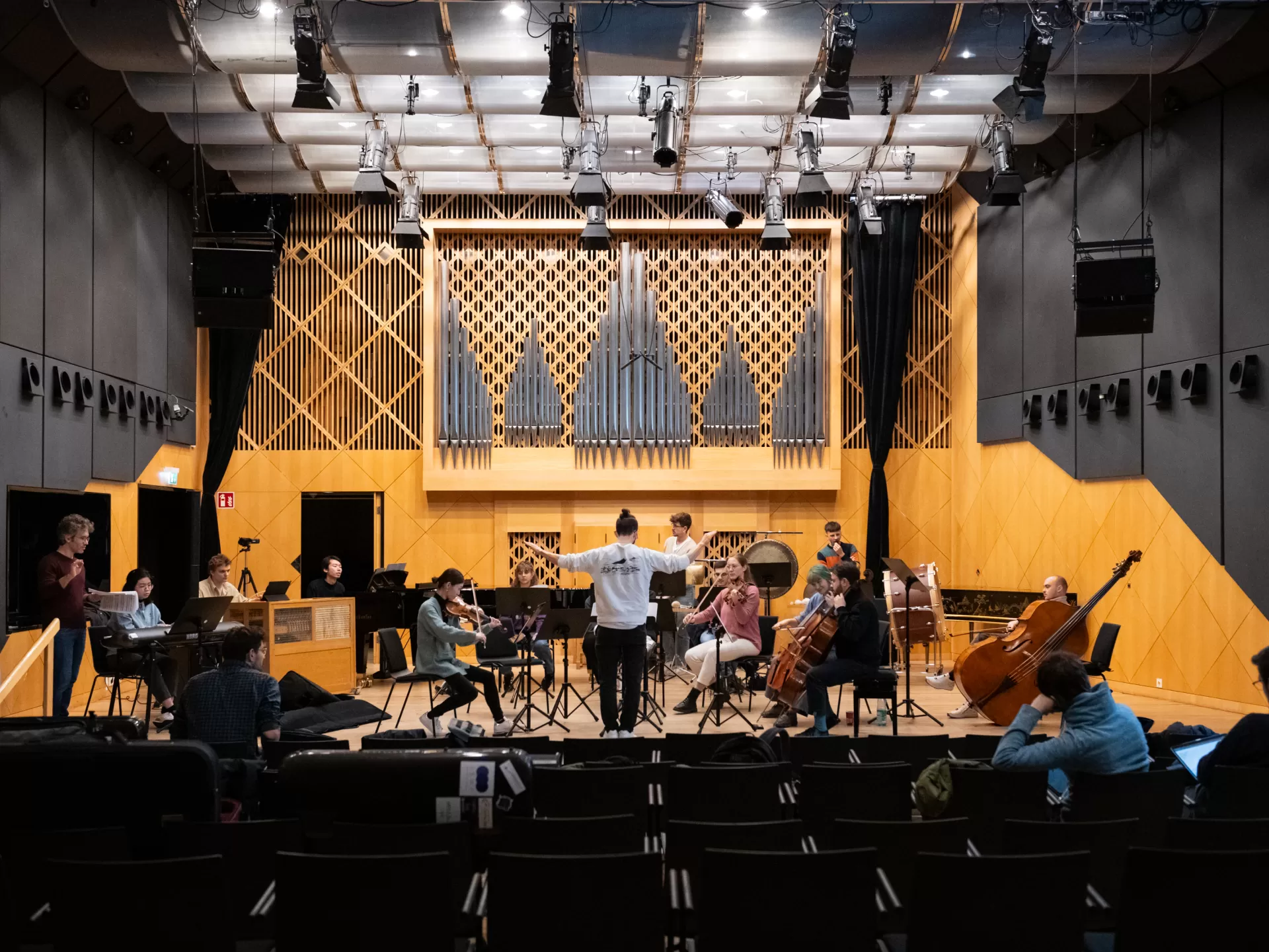 Probe im Kleinen Saal: Ein Dirigierstudent leitet ein kleines Ensemble.