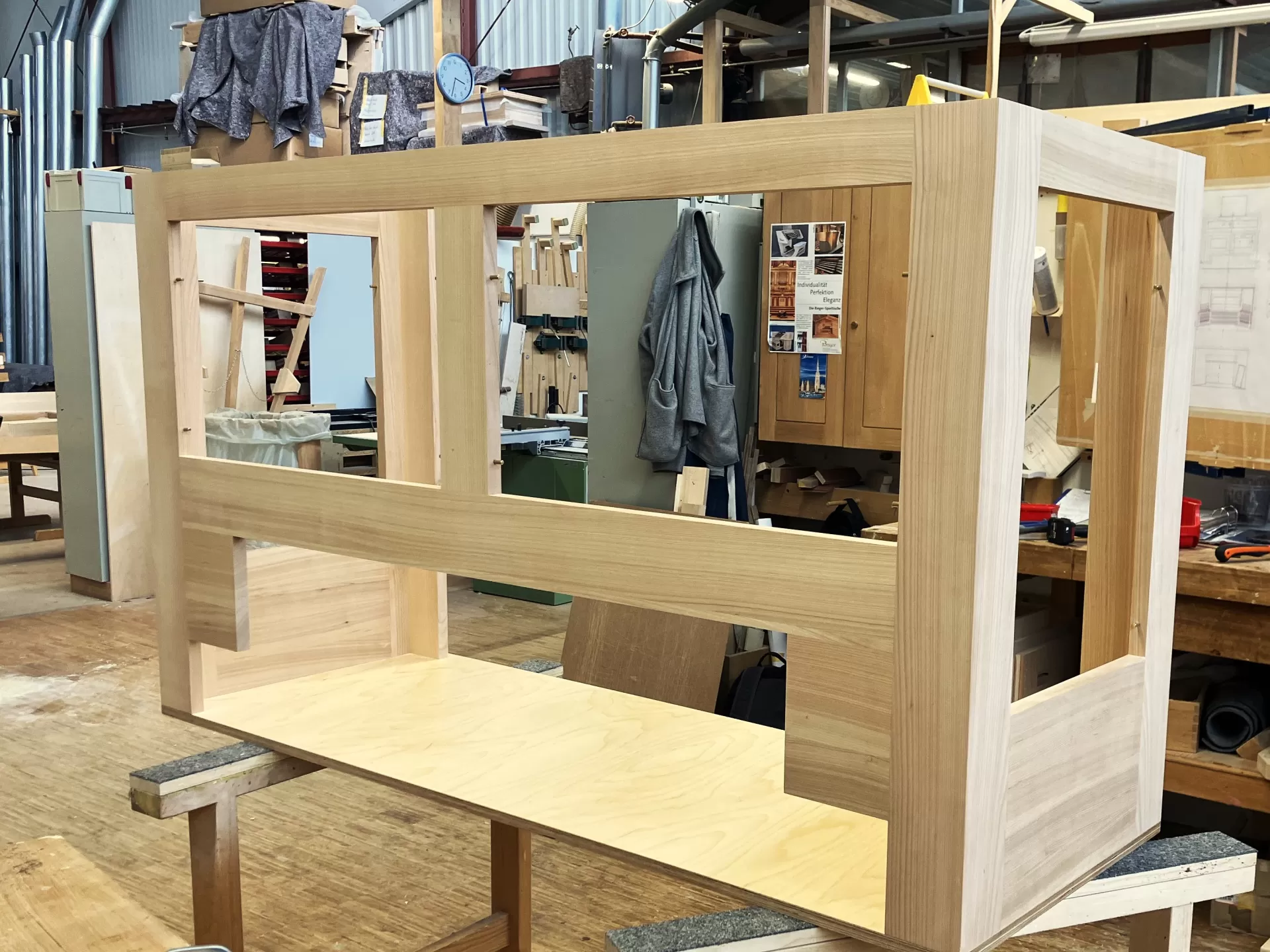 Das Holzgehäuse der Orgel steht in der Werkstatt auf einem Tisch