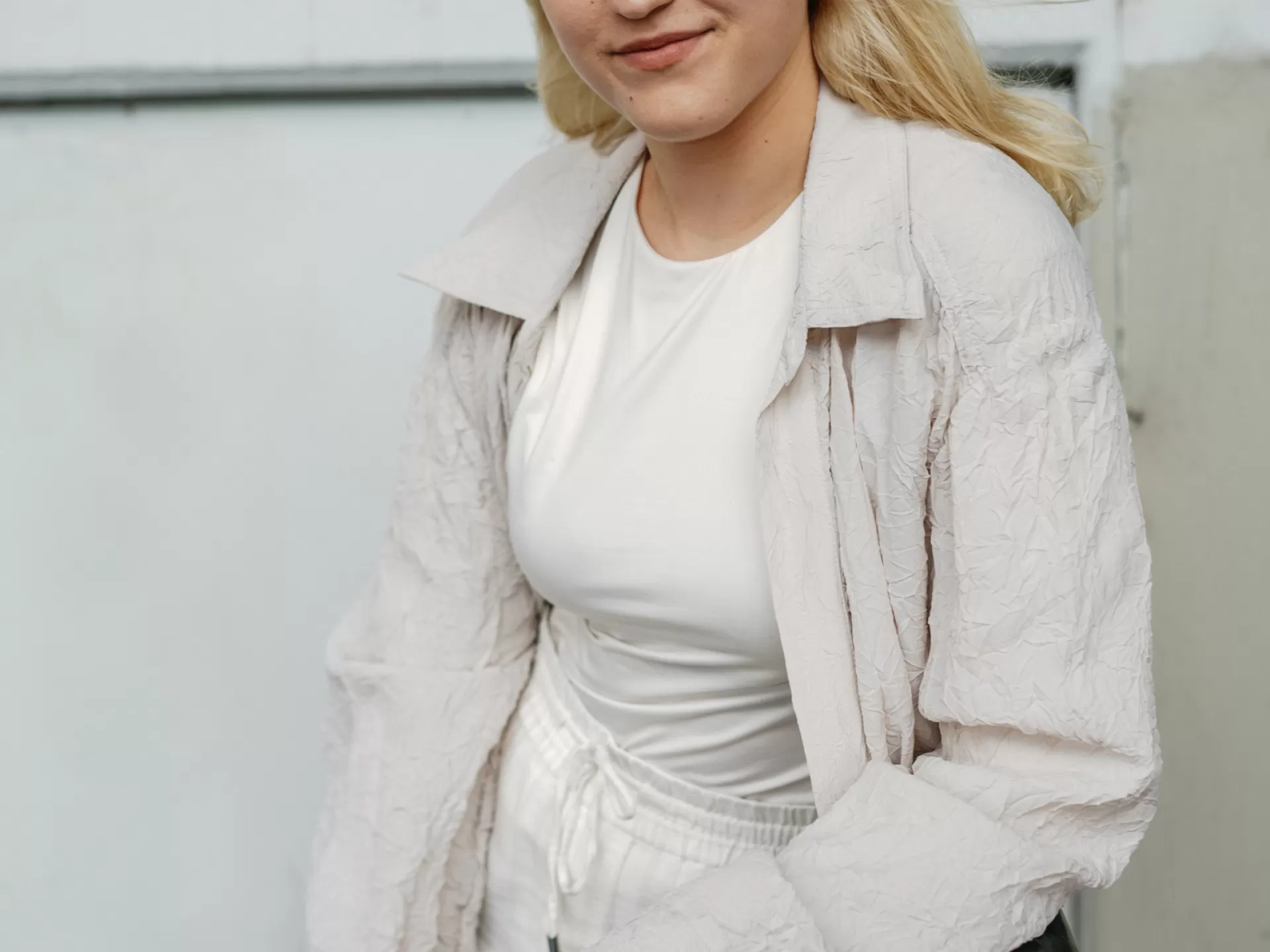 Frau in einem weißen Anzug