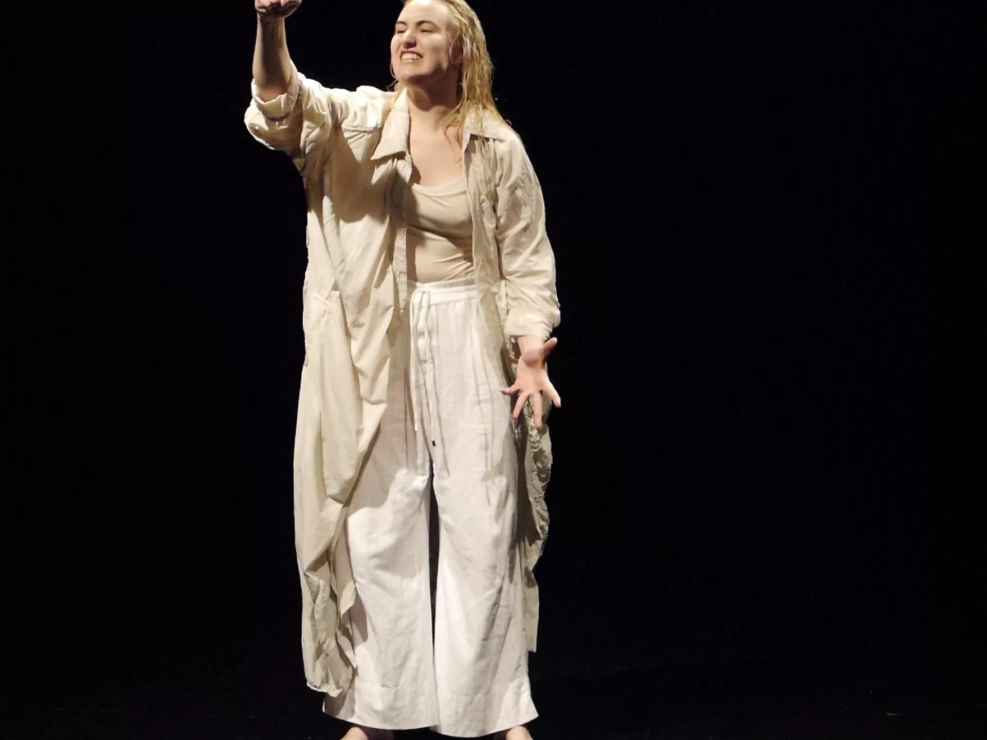 Eine Frau in weißem Kleid