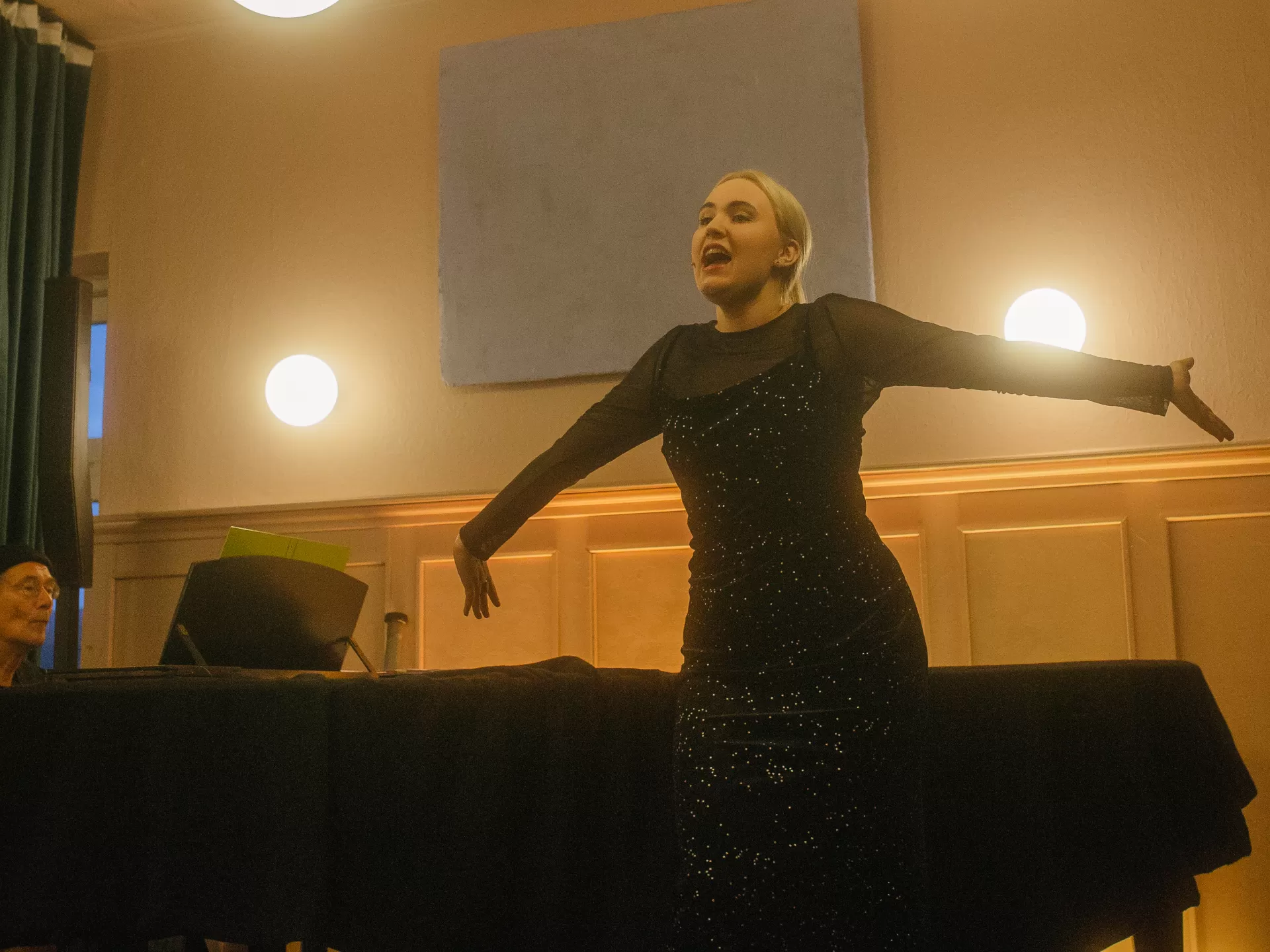 eine Frau singt auf der Bühne