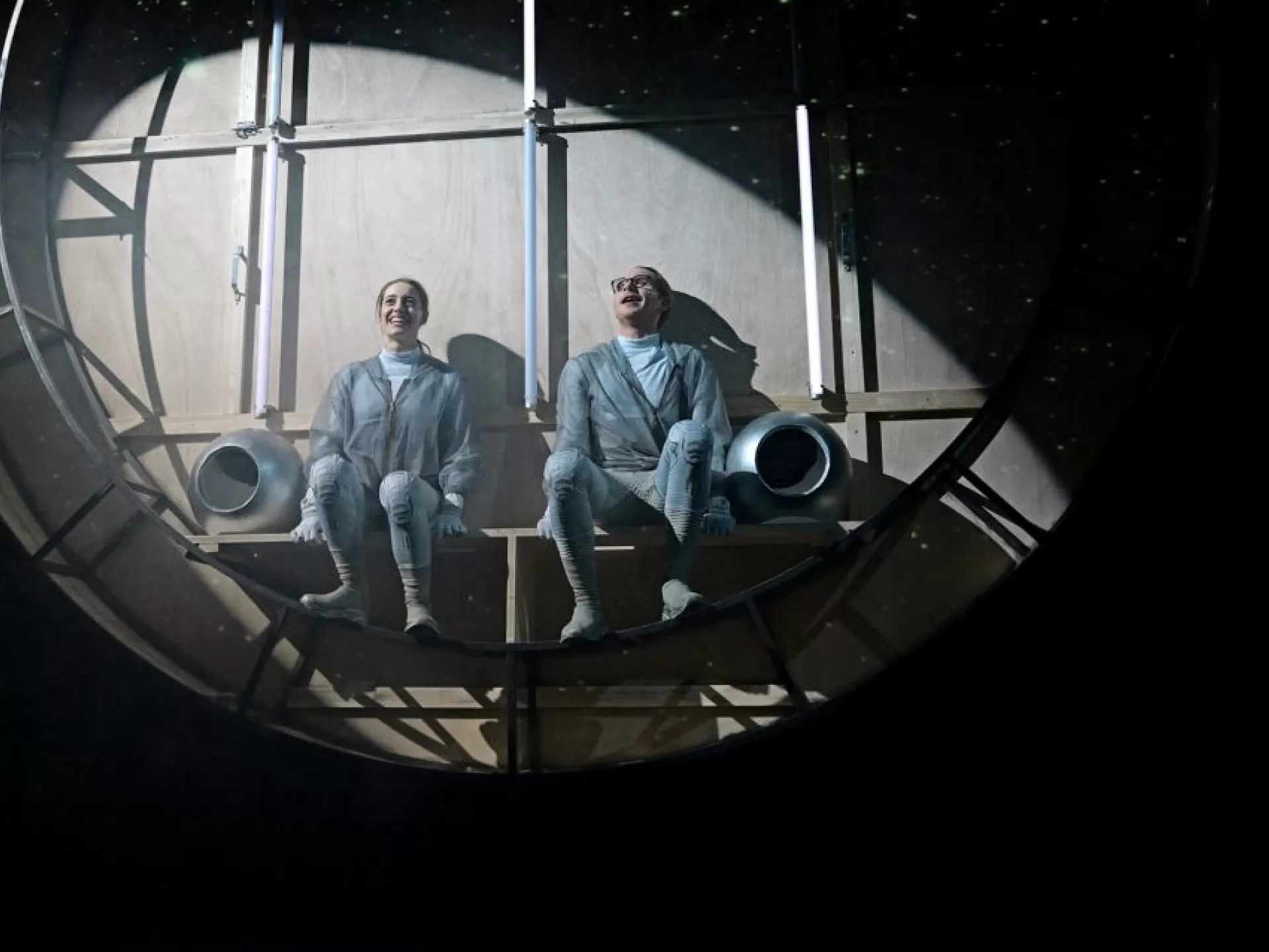 Zwei Personen in Raumfahrtanzügen.