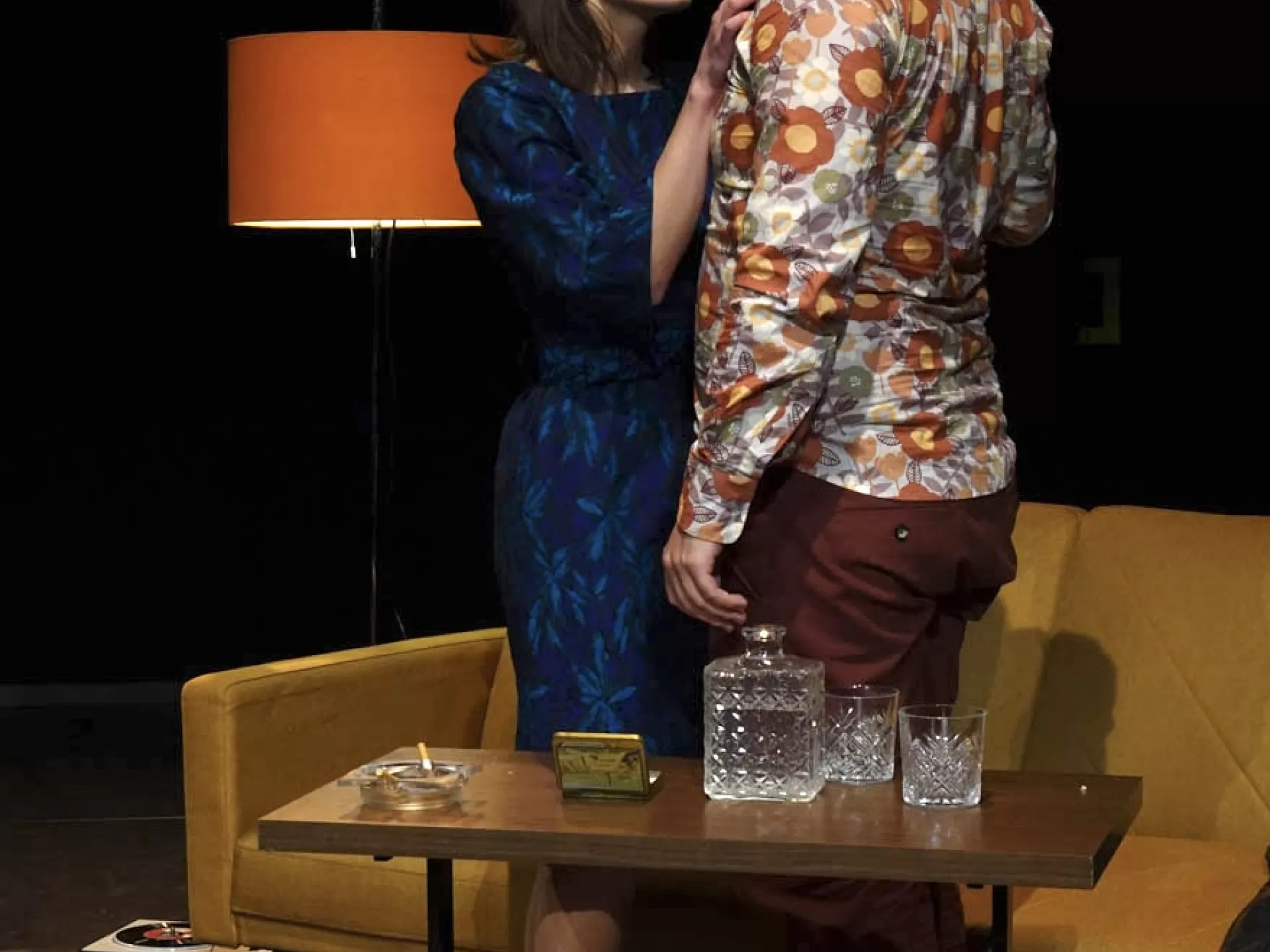 Frau in blauem Kleid.