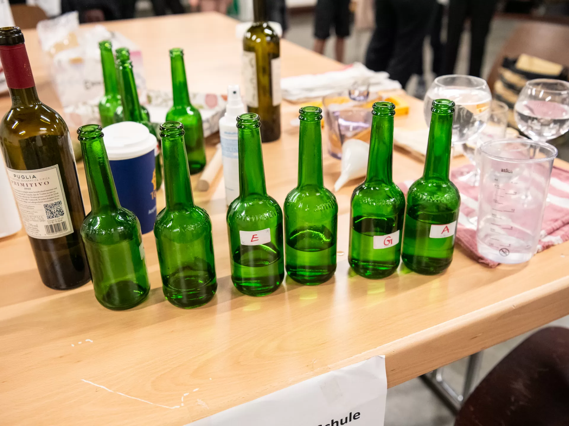 Auf einem Tisch stehen mehrere Flaschen und Gläser.