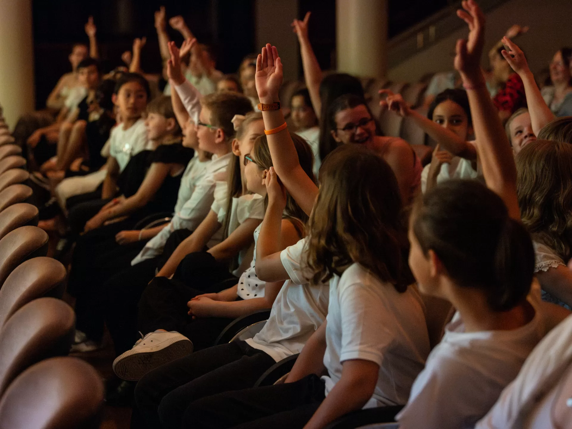 Die Kinder im Publikum zeigen auf.