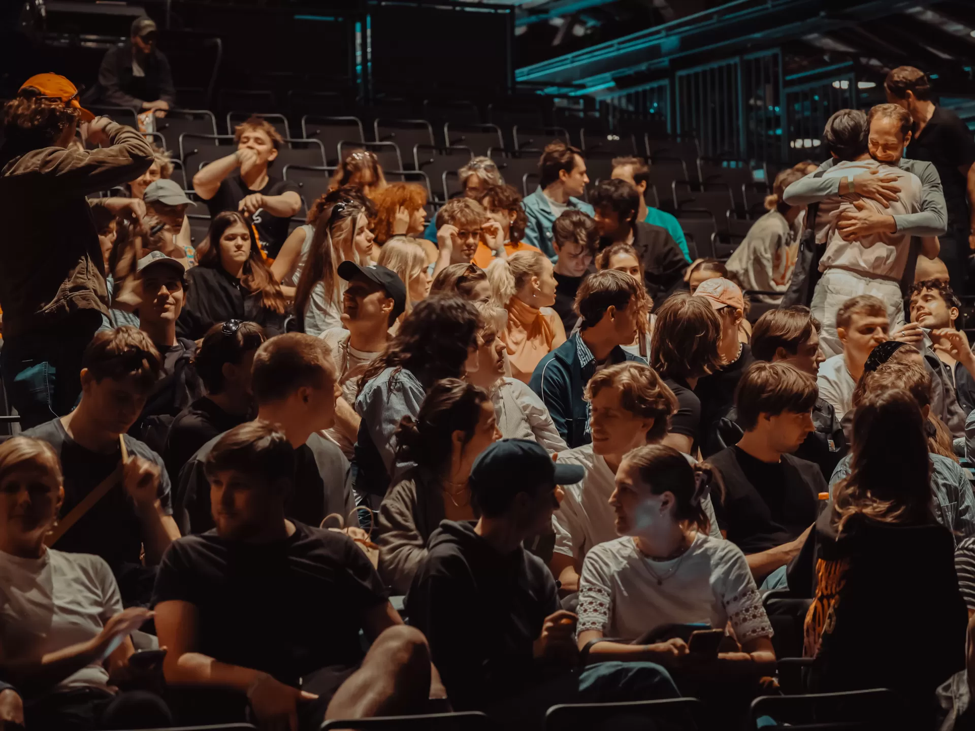 Blick in den vollbesetzten Zuschauerraum im Bockenheimer Depot.