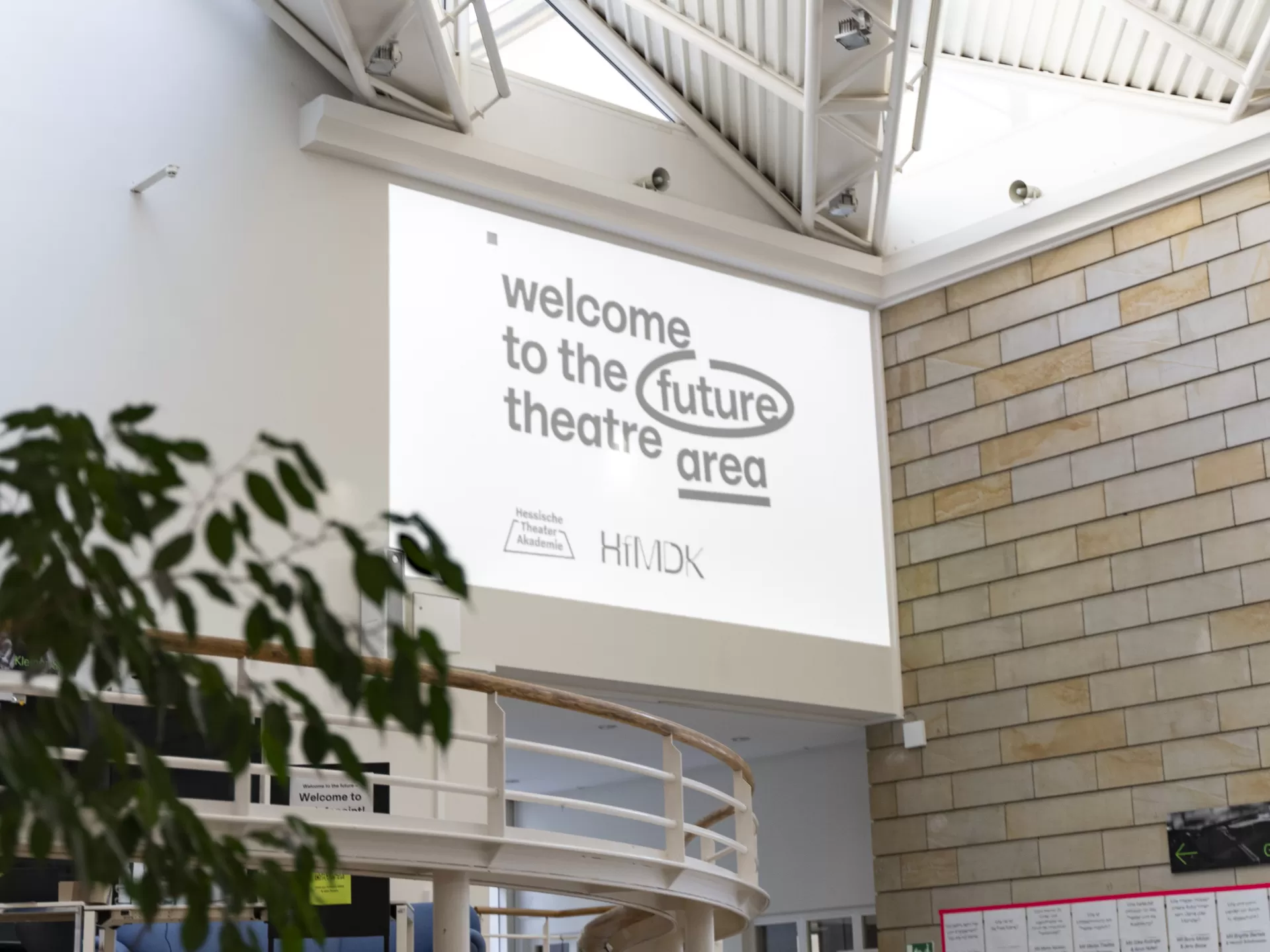 Im Foyer der HfMDK ist per Beamer an der Wand zu lesen: "Welcome to the future theatre area"