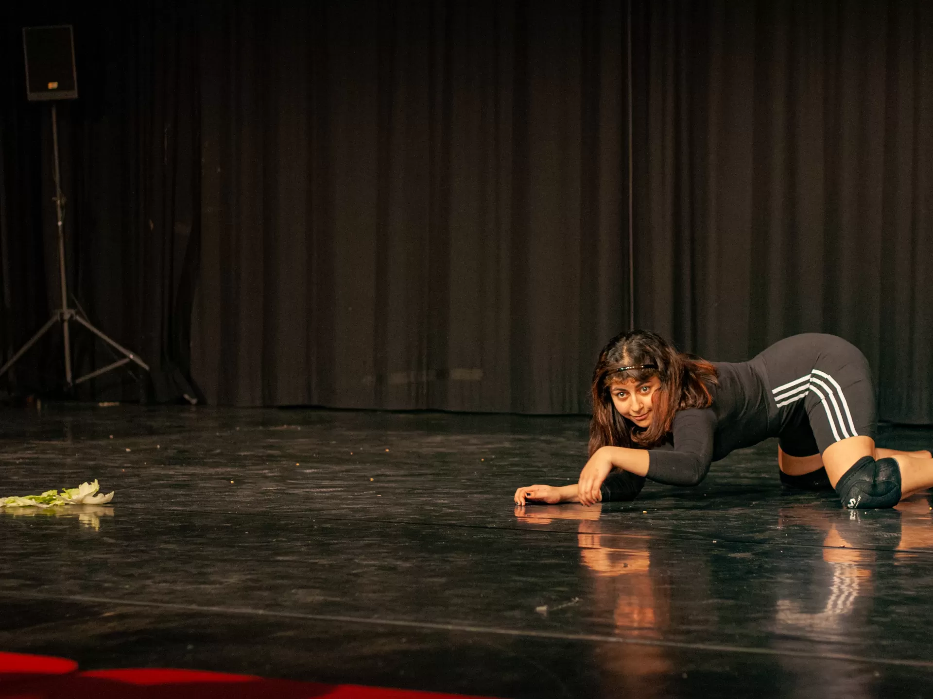 Frau, die ein Faultier spielt.