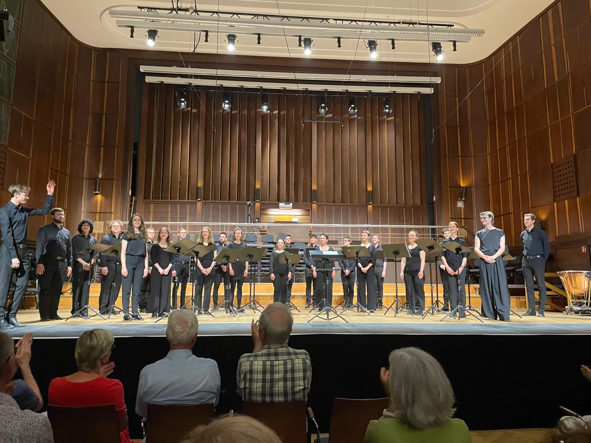 Chor kurz vor Verbeugen bei Schlussapplaus