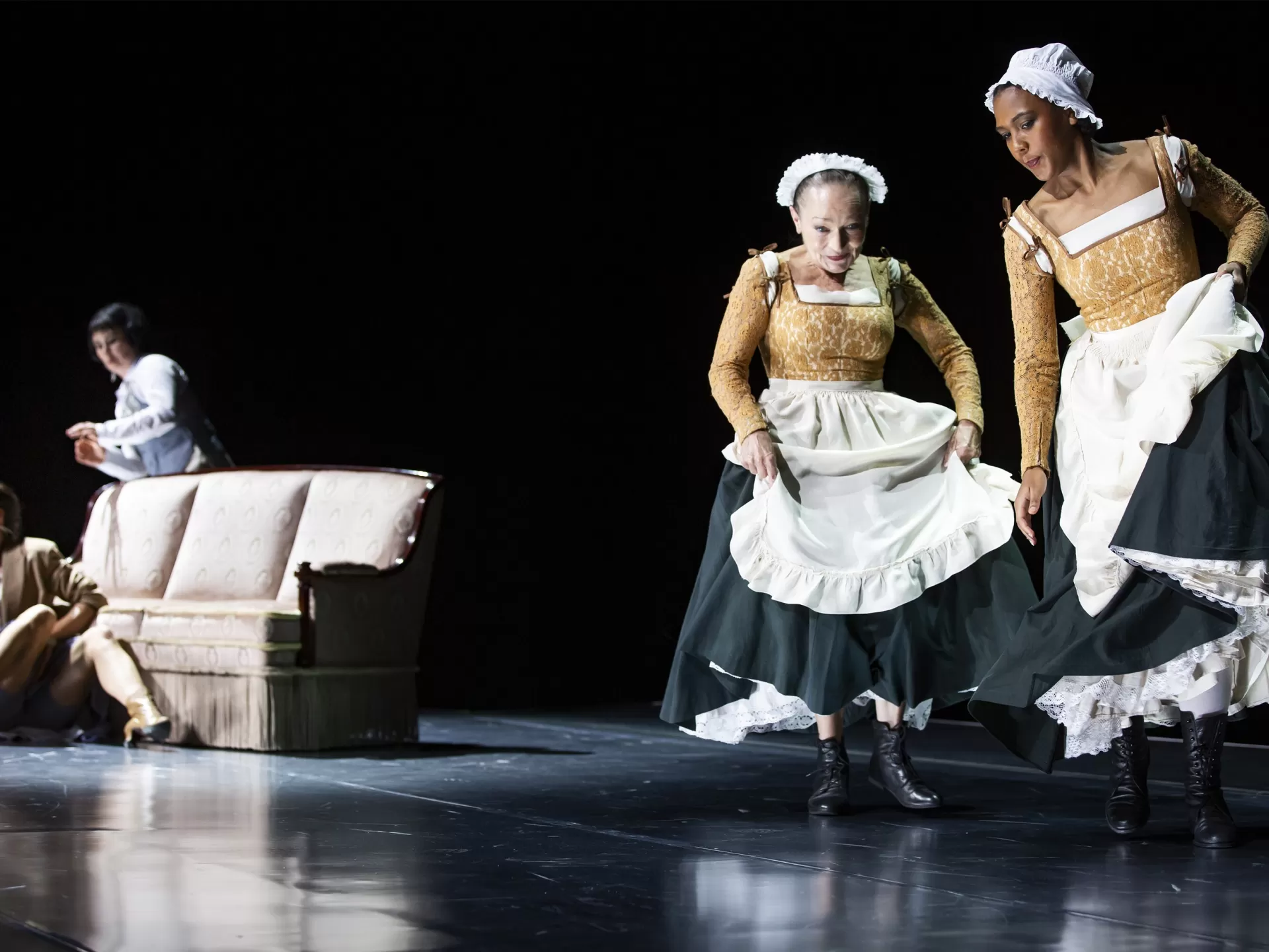 Zwei Frauen in Hausfrauenkleidung.