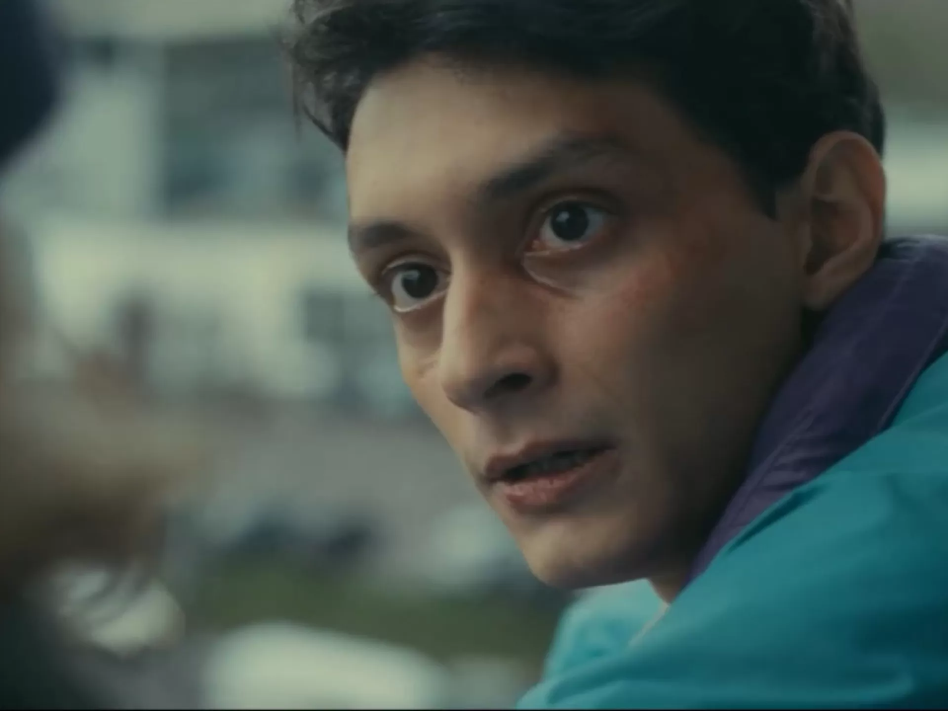 Junger Mann in Trainingsjacke.