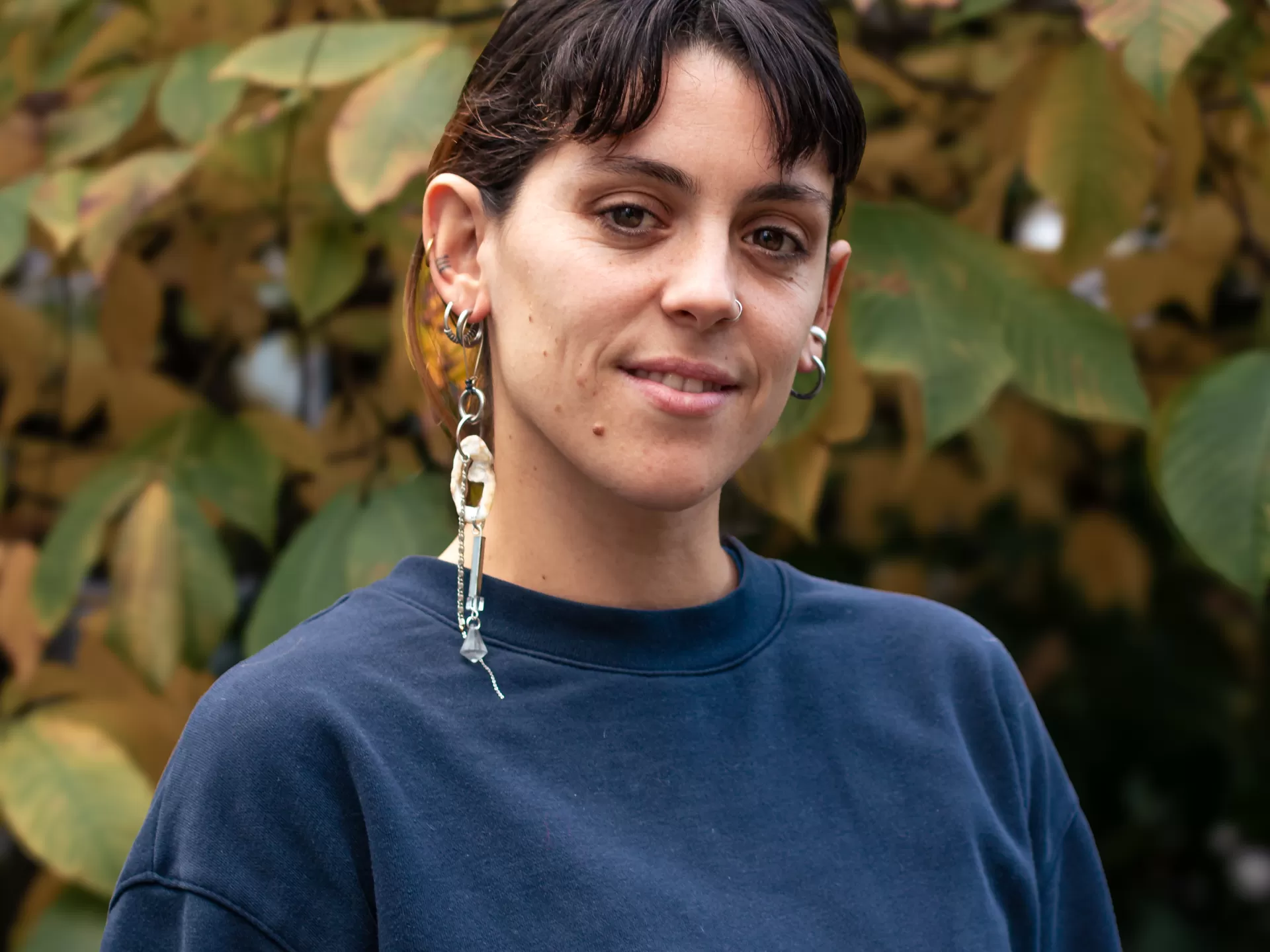 Studierende Sofia Seta, aufgenommen vor einem Baum