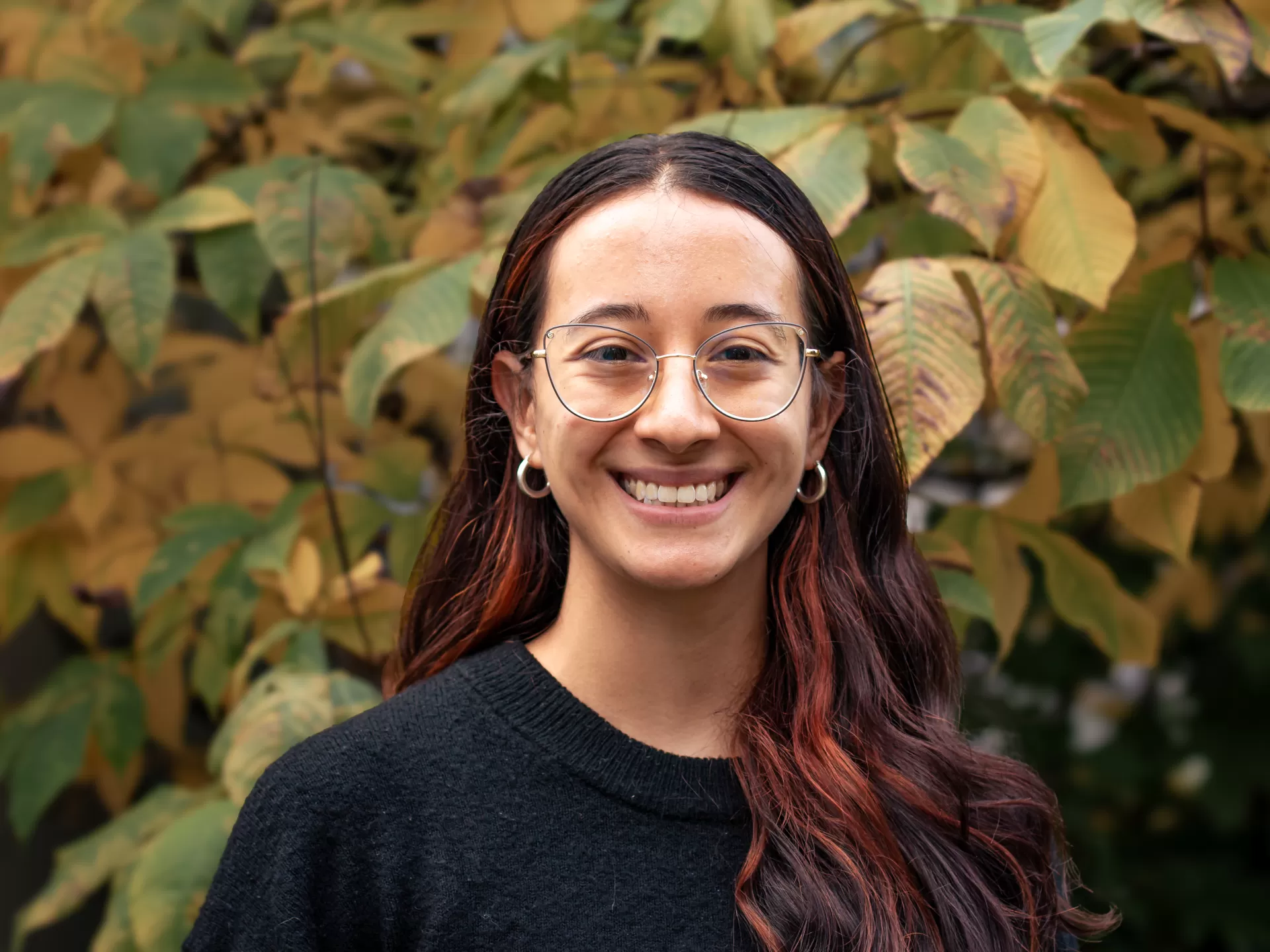 Studierende Maria Alejandra Ojeda Mejia, aufgenommen vor einem Baum