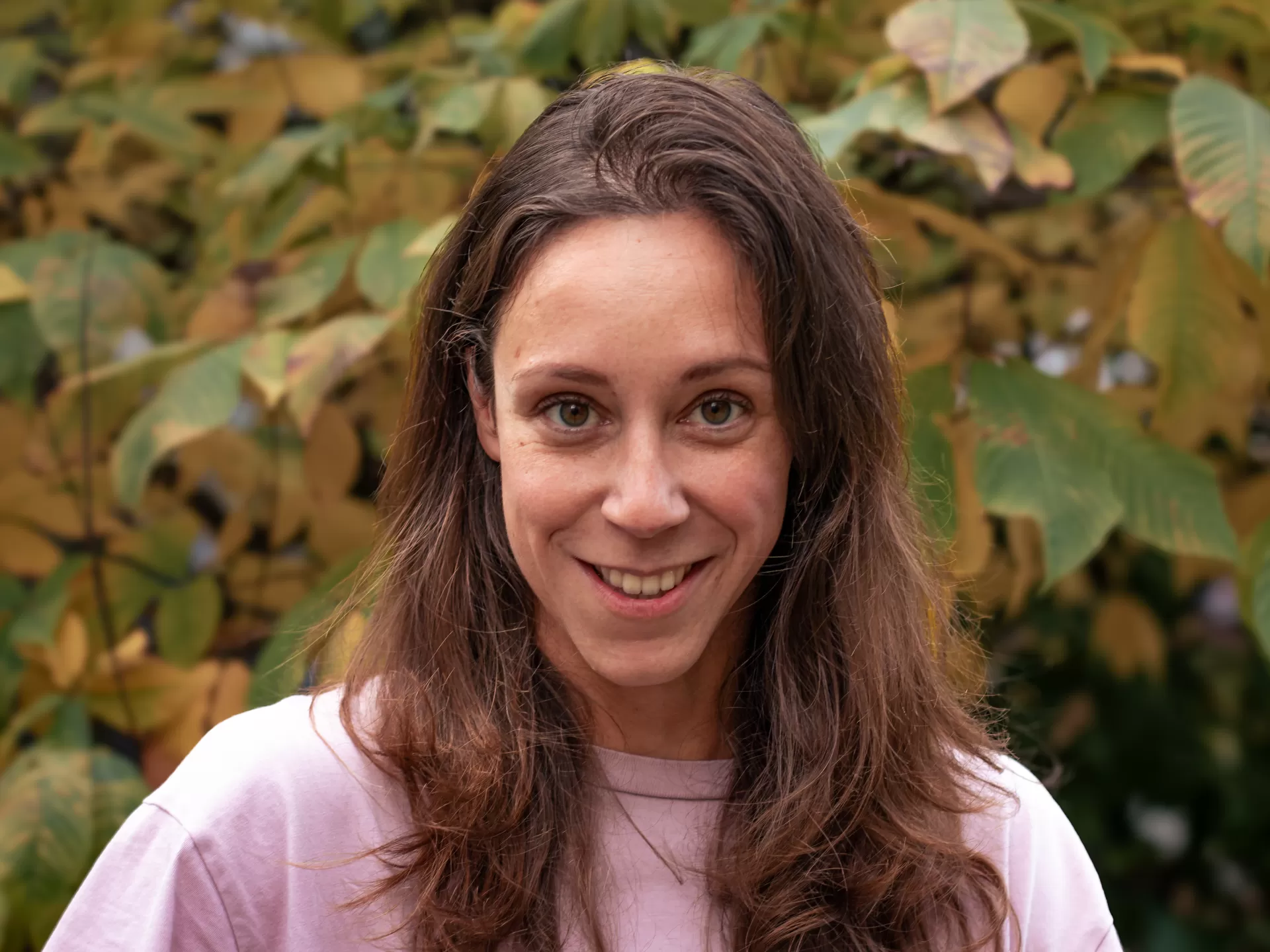 Studierende Melissa Ugolini, aufgenommen vor einem Baum 