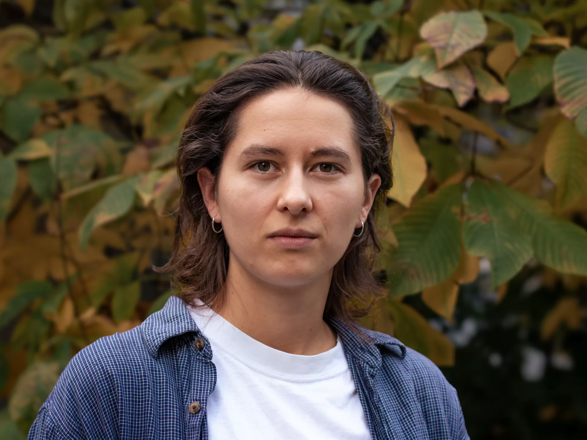 Studierende Mira Urbassek, aufgenommen vor einem Baum 